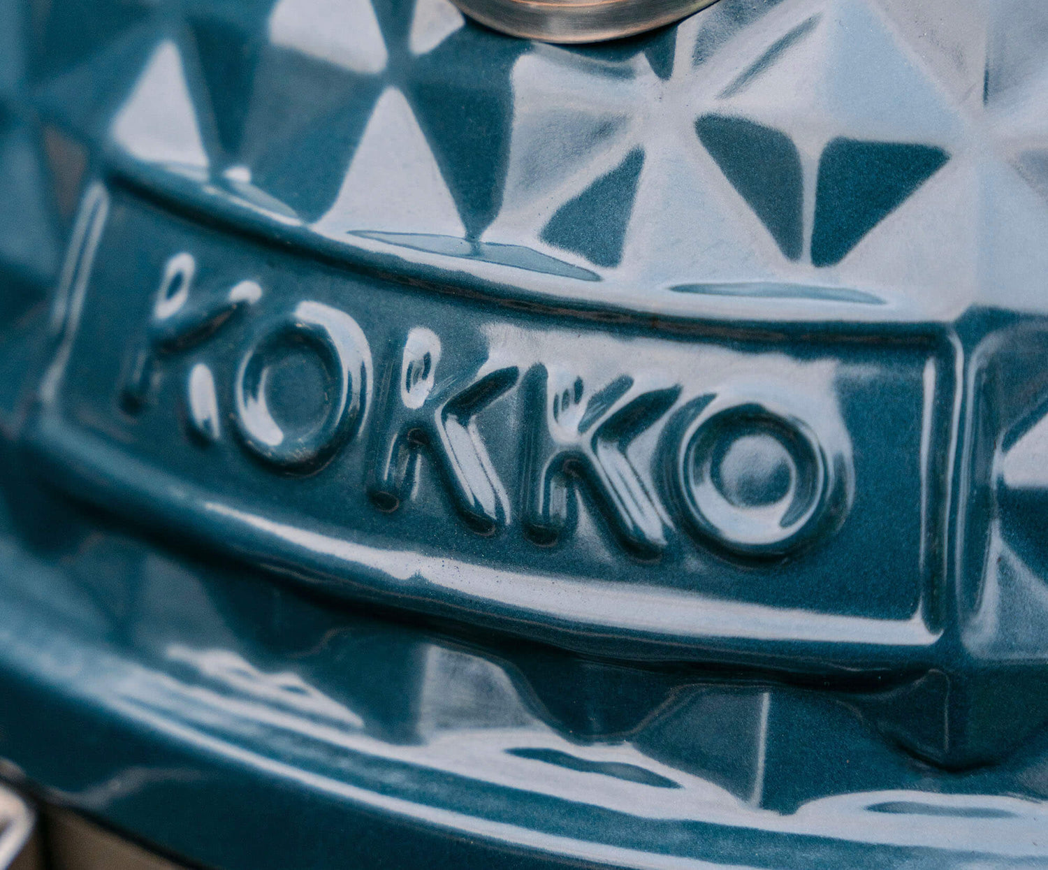 Detail van de Kokko kamado nieuwe editie, met de nadruk op de afwerking van het keramiek en de designelementen van de barbecue.