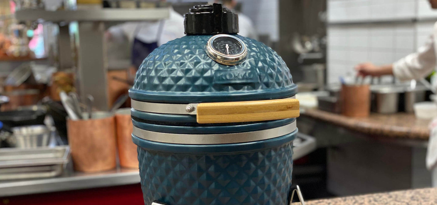 Kamado Kokko oceaanblauw geplaatst voor een gastronomisch restaurant van Paul Bocuse.