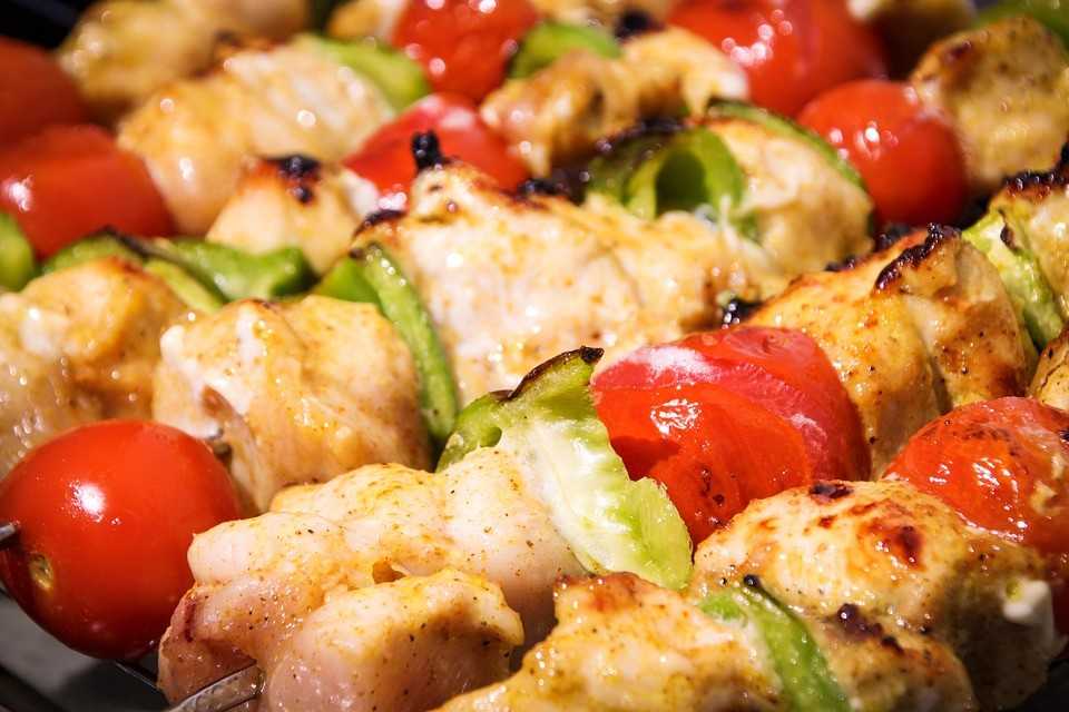 Brochettes de poulet au curry et poivrons