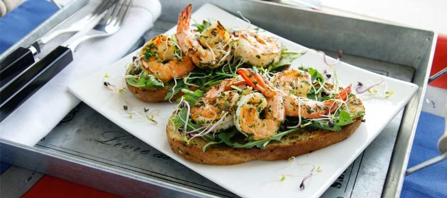 Bruschettas de crevettes grillées
