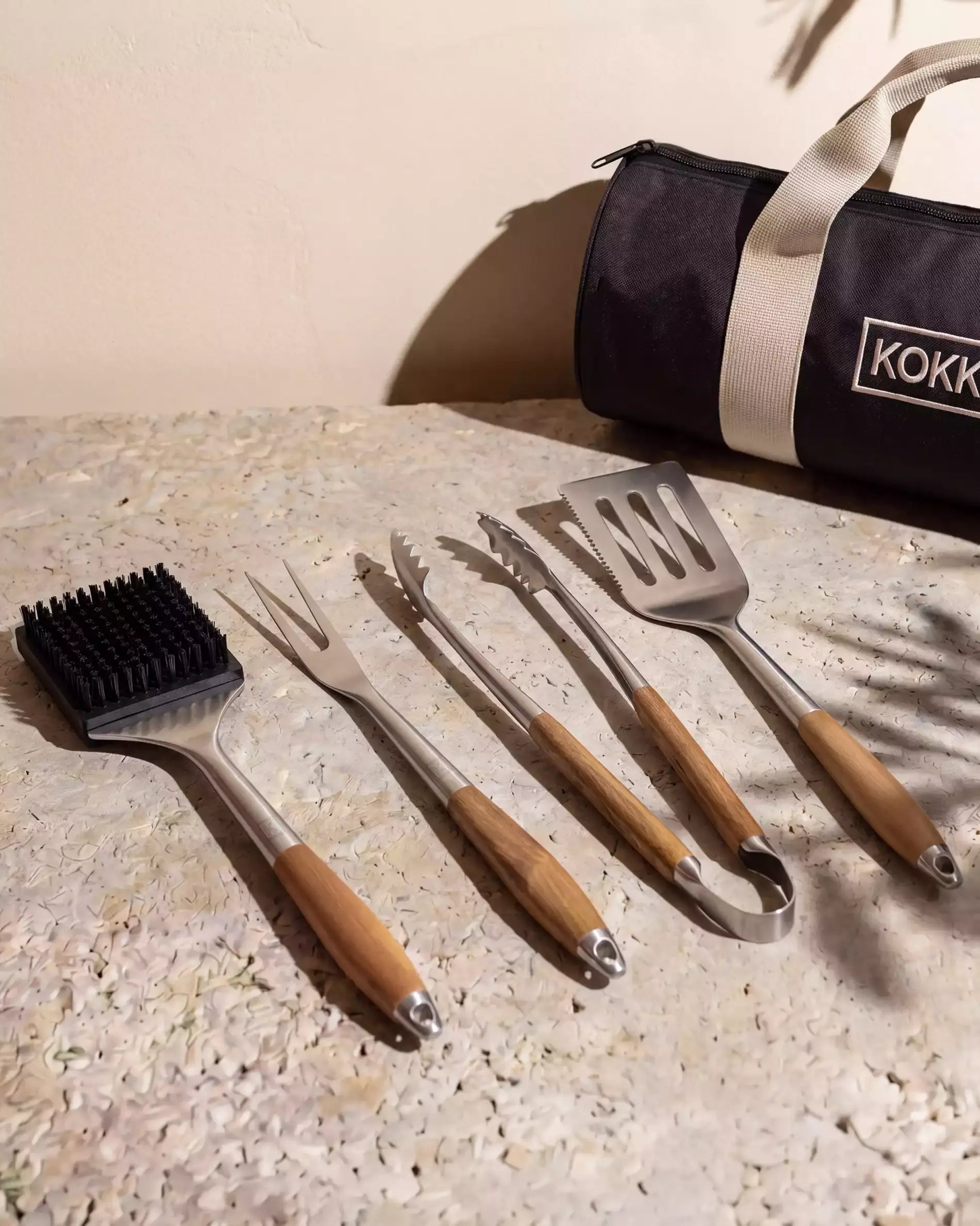 Kokko barbecuegereedschapsset 4-delig (borstel, vork, tang, spatel) met houten handgrepen en opbergtas
