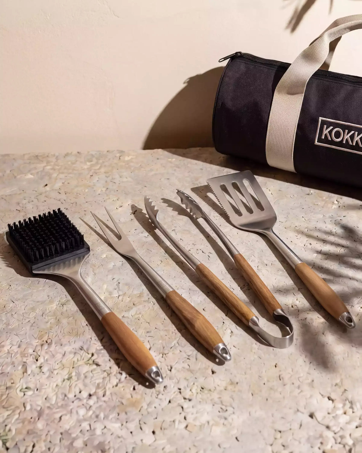 Kokko barbecuegereedschapsset 4-delig (borstel, vork, tang, spatel) met houten handgrepen en opbergtas