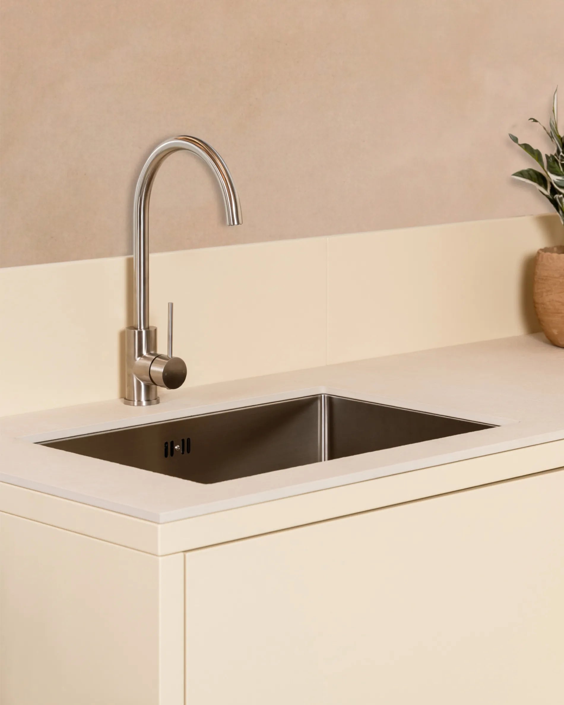 Crèmekleurige beige kastmodule PILOTIS met spoelbak en chromen kraan, voor buitenkeukens