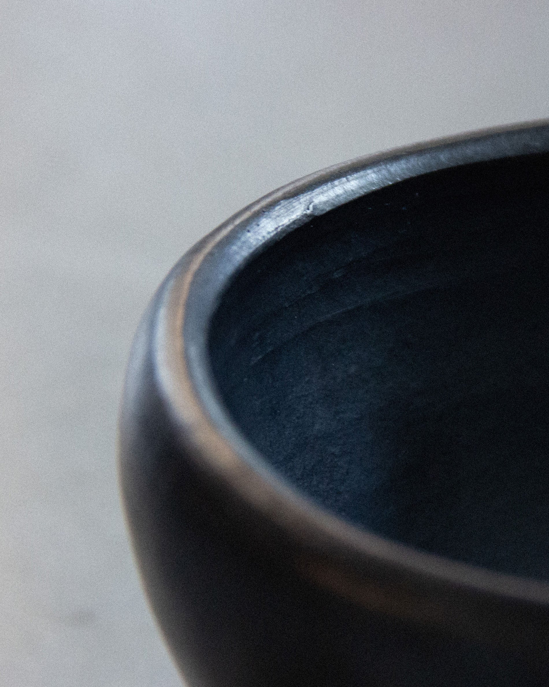 Klein zwart aardewerken Chamba-kom