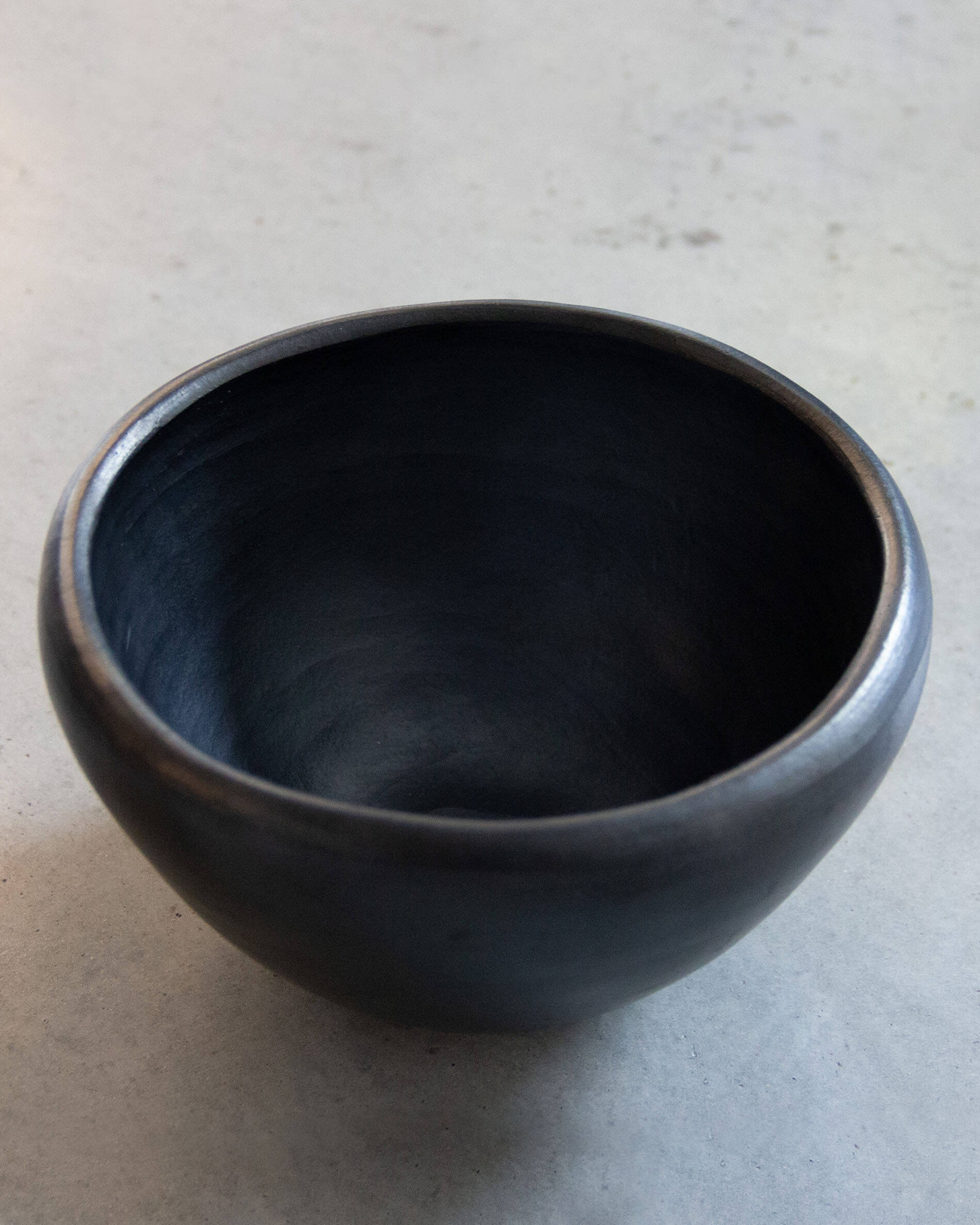 Klein zwart aardewerken Chamba-kommetje