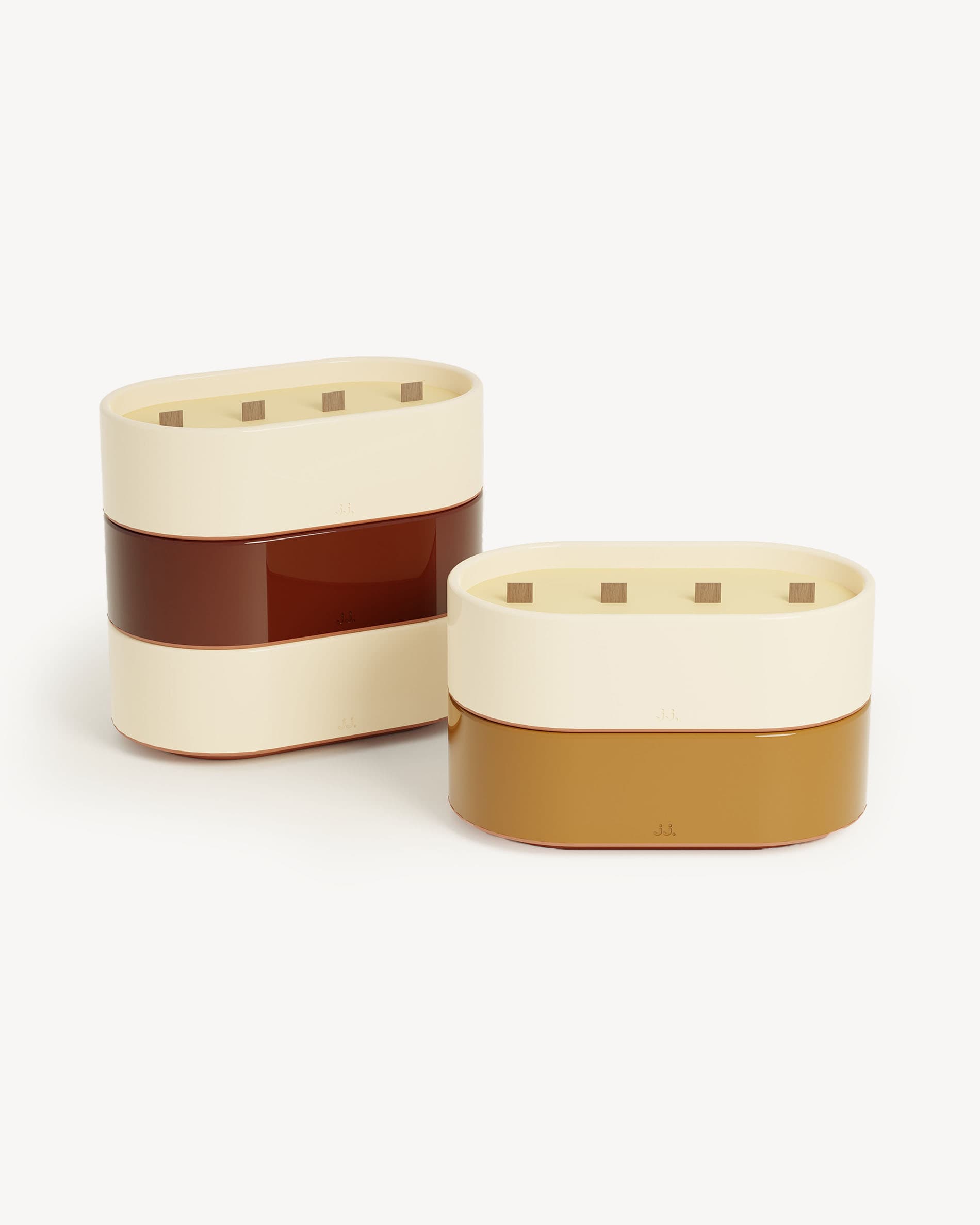Totem L geurkaarsen van geglazuurd keramiek in ivoorbeige en sienna-bruin, geparfumeerd met citronella en tonen van citroen en oranjebloesem.