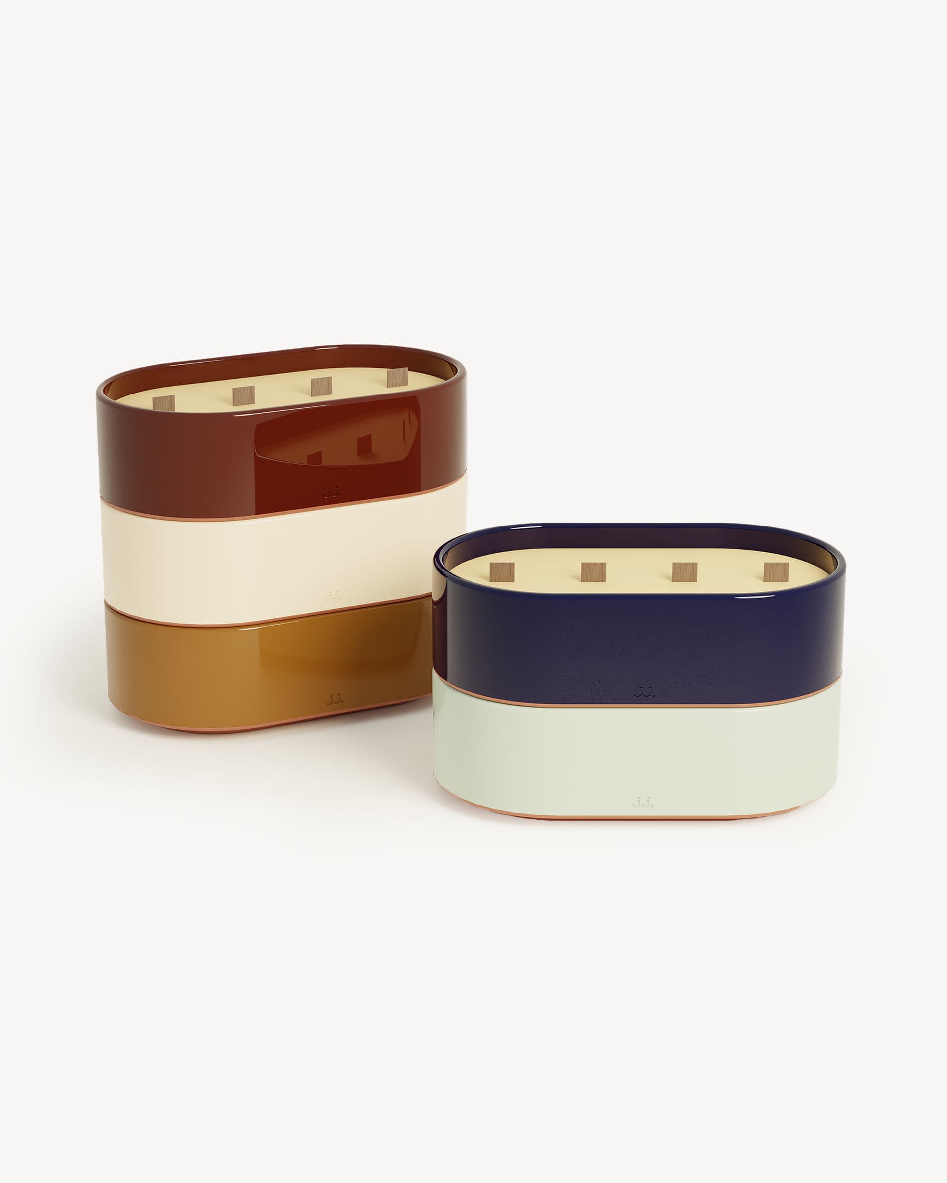Set van Totem L kaarsen in geglazuurde keramiek: rood oxide – citronella & geranium, ivoor beige – citronella & citroen, sienna bruin – citronella & oranjebloesem, marineblauw – citronella & zeezout, watergroen – citronella & eucalyptus.