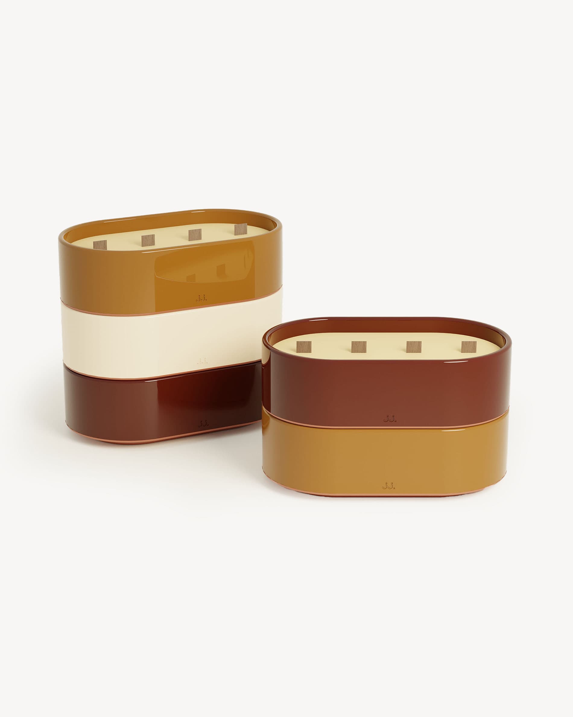 Totem L kaarsen met rood oxide en sienna bruine afwerking, geparfumeerd met citronella en tonen van geranium en oranjebloesem.