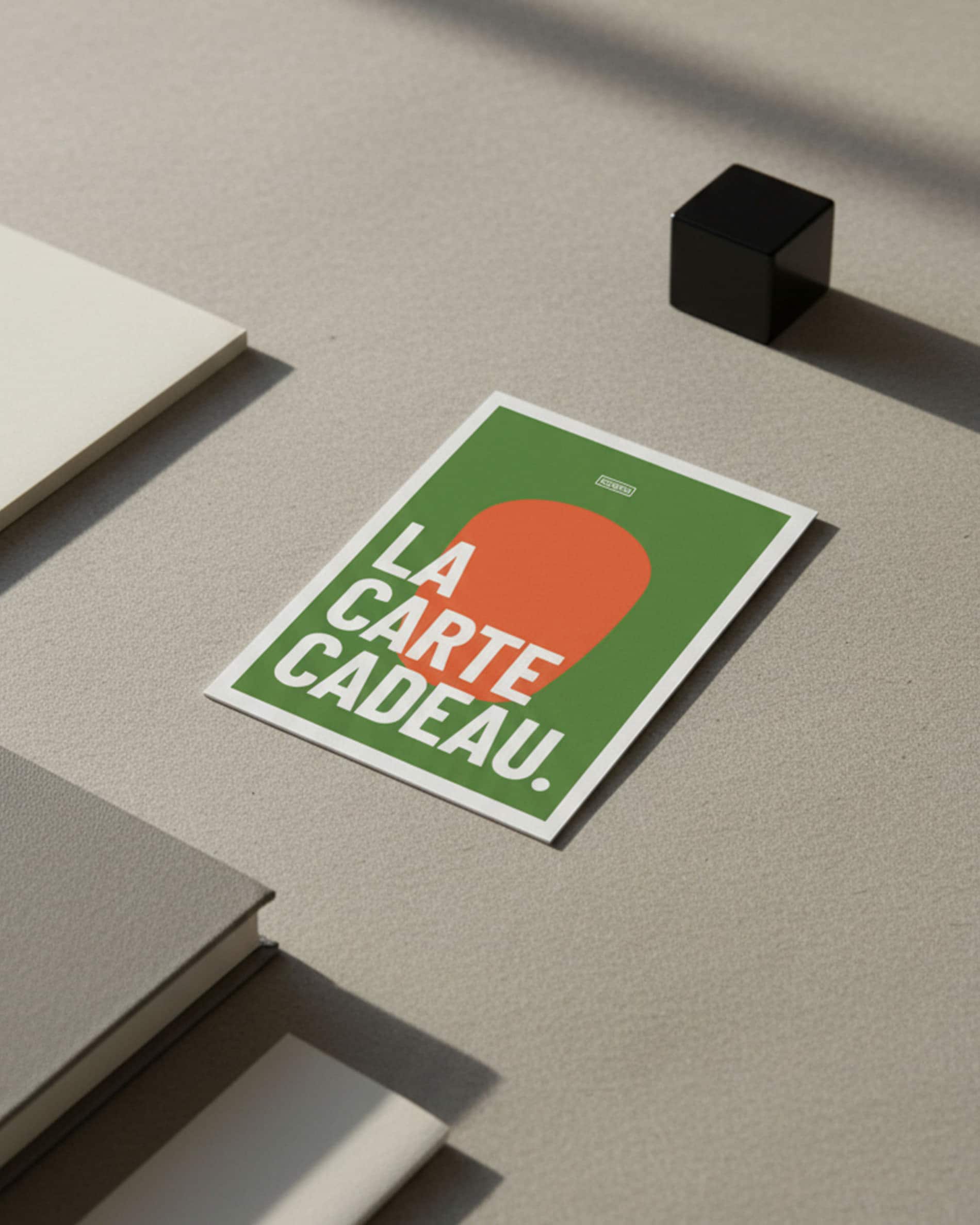Kokko cadeaubon op een minerale ondergrond, grafisch groen en oranje ontwerp met de tekst "de cadeaubon".