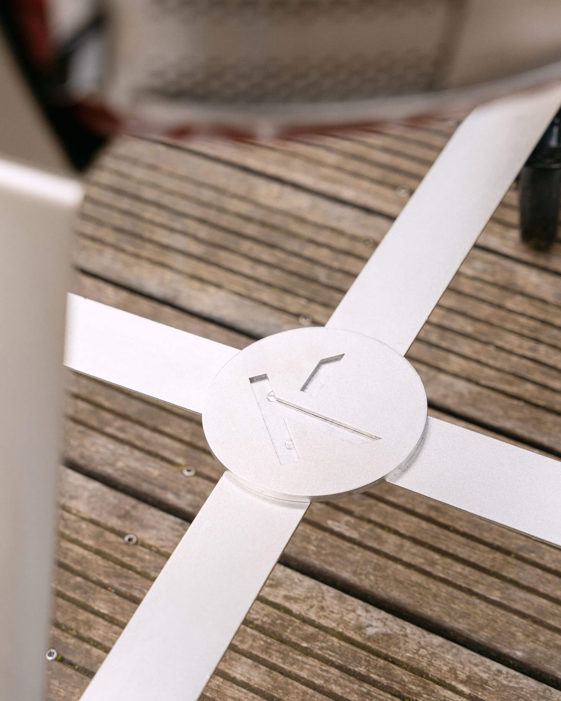 Detail van het metalen kruisversteviging onder het plateau van de kamado-kar, voor optimale stabiliteit van het geheel.