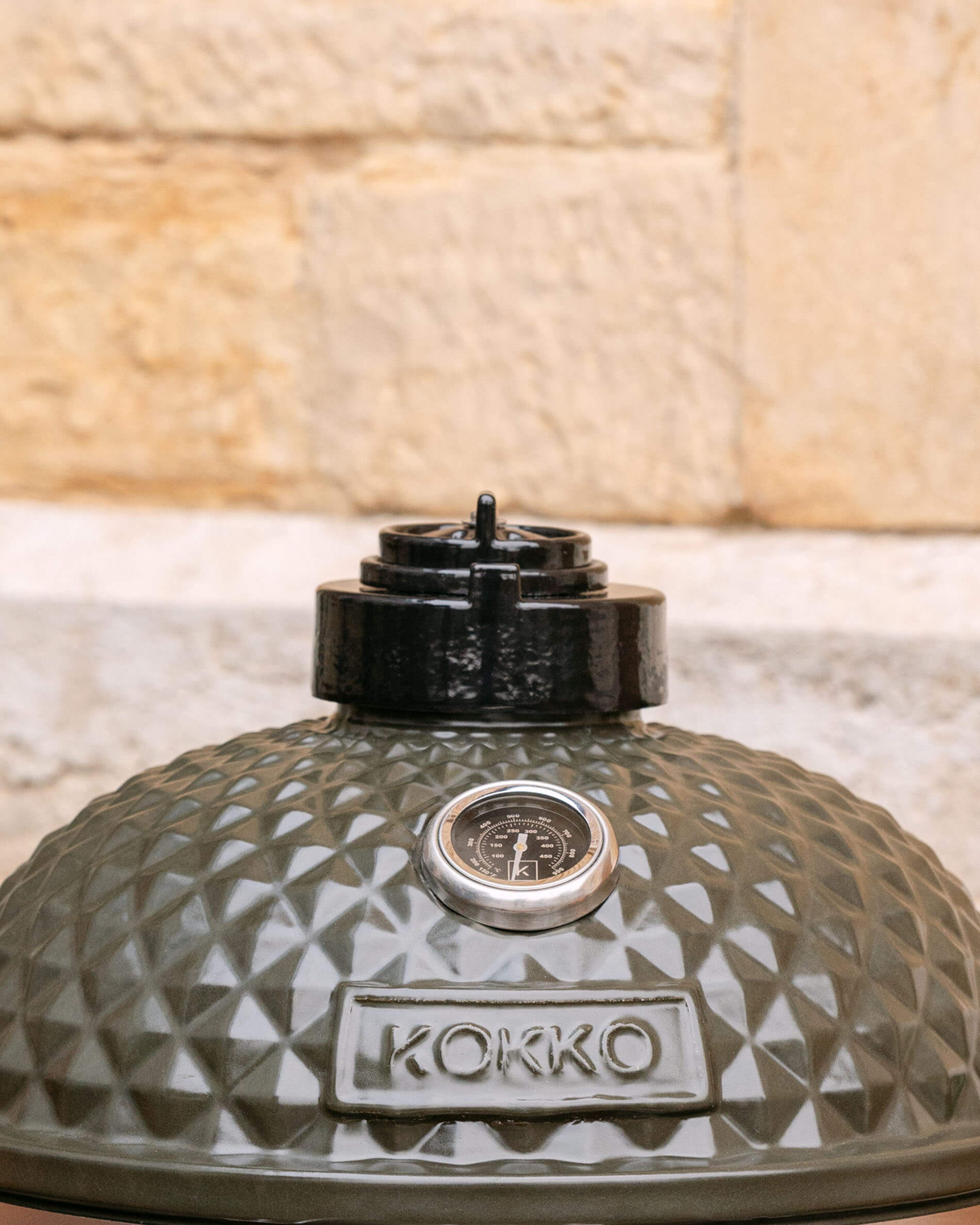 Gietijzeren schoorsteen gemonteerd op het deksel van een Kokko kamado.