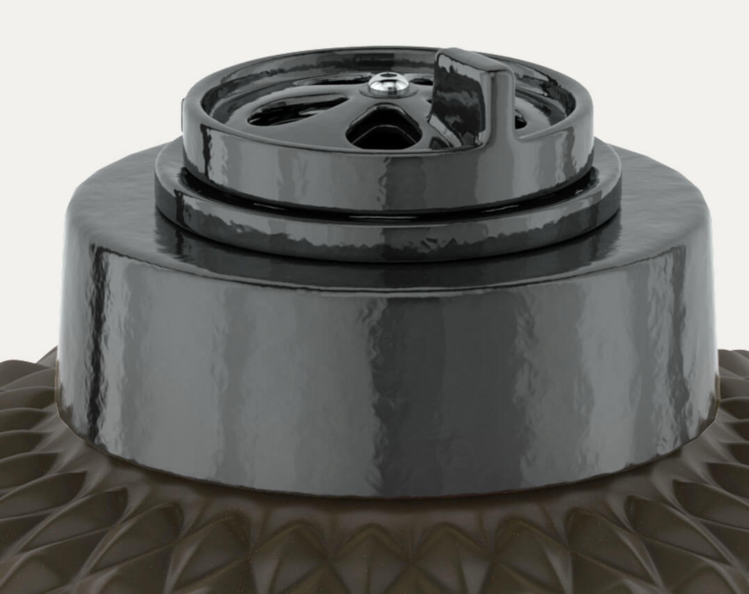 Gietijzeren schoorsteen van de Kokko XL kamado voor optimale luchtstroomregeling.
