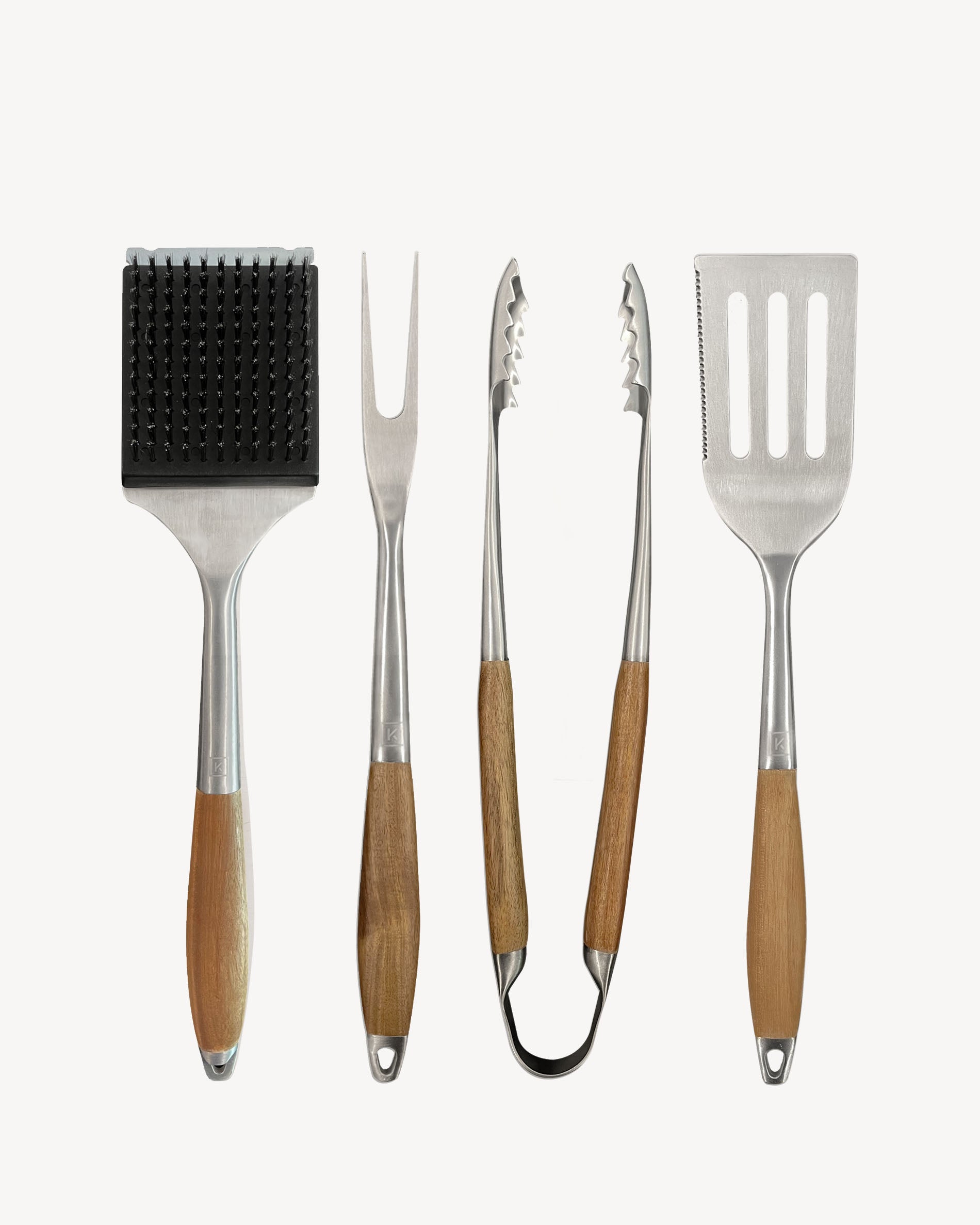 Vier roestvrijstalen en bamboe accessoires