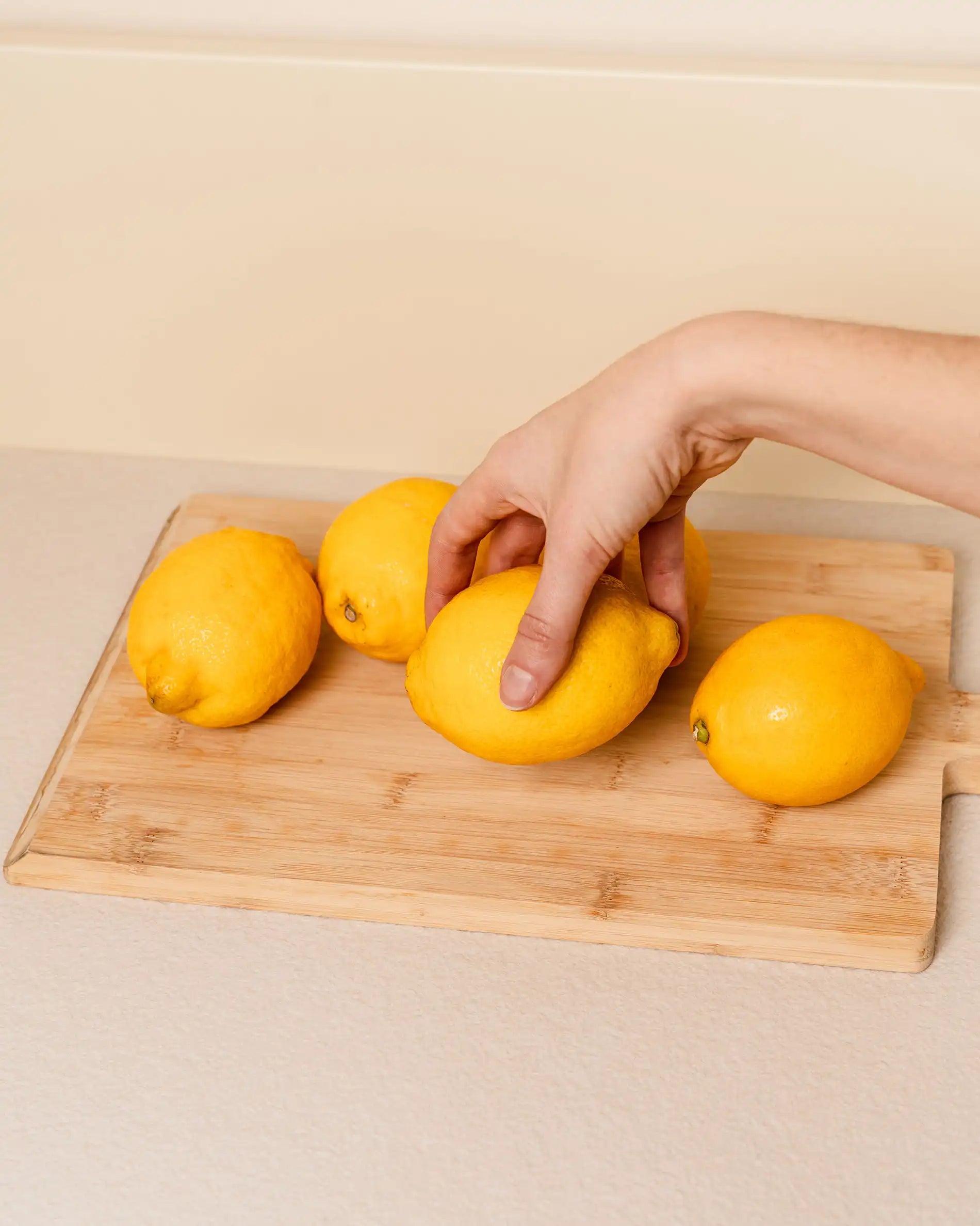 Citroenen snijden op het werkblad van de Pilotis buitenkeuken