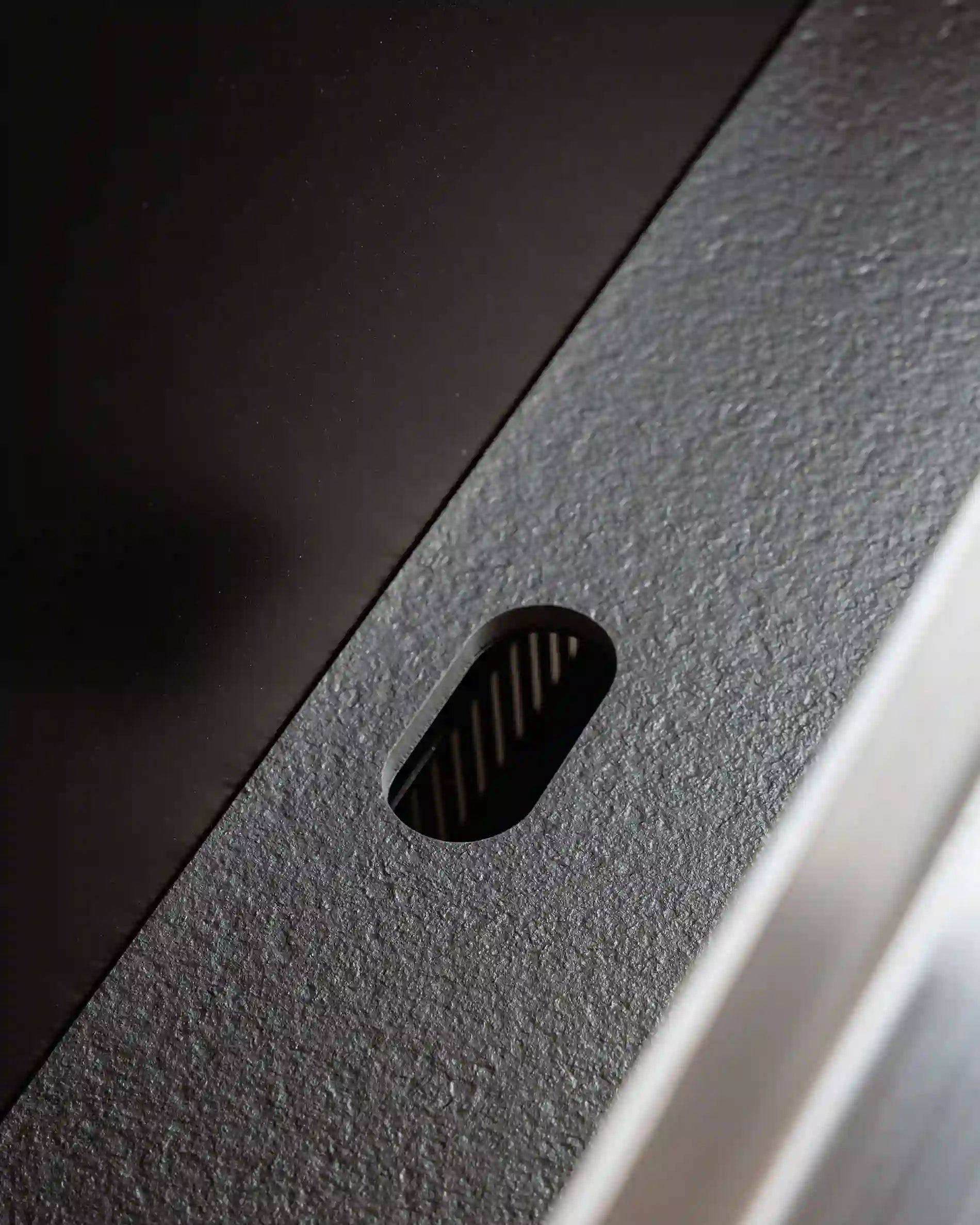 Detail van de verzonken handgreep van het Kokko buitenkeukenmeubel