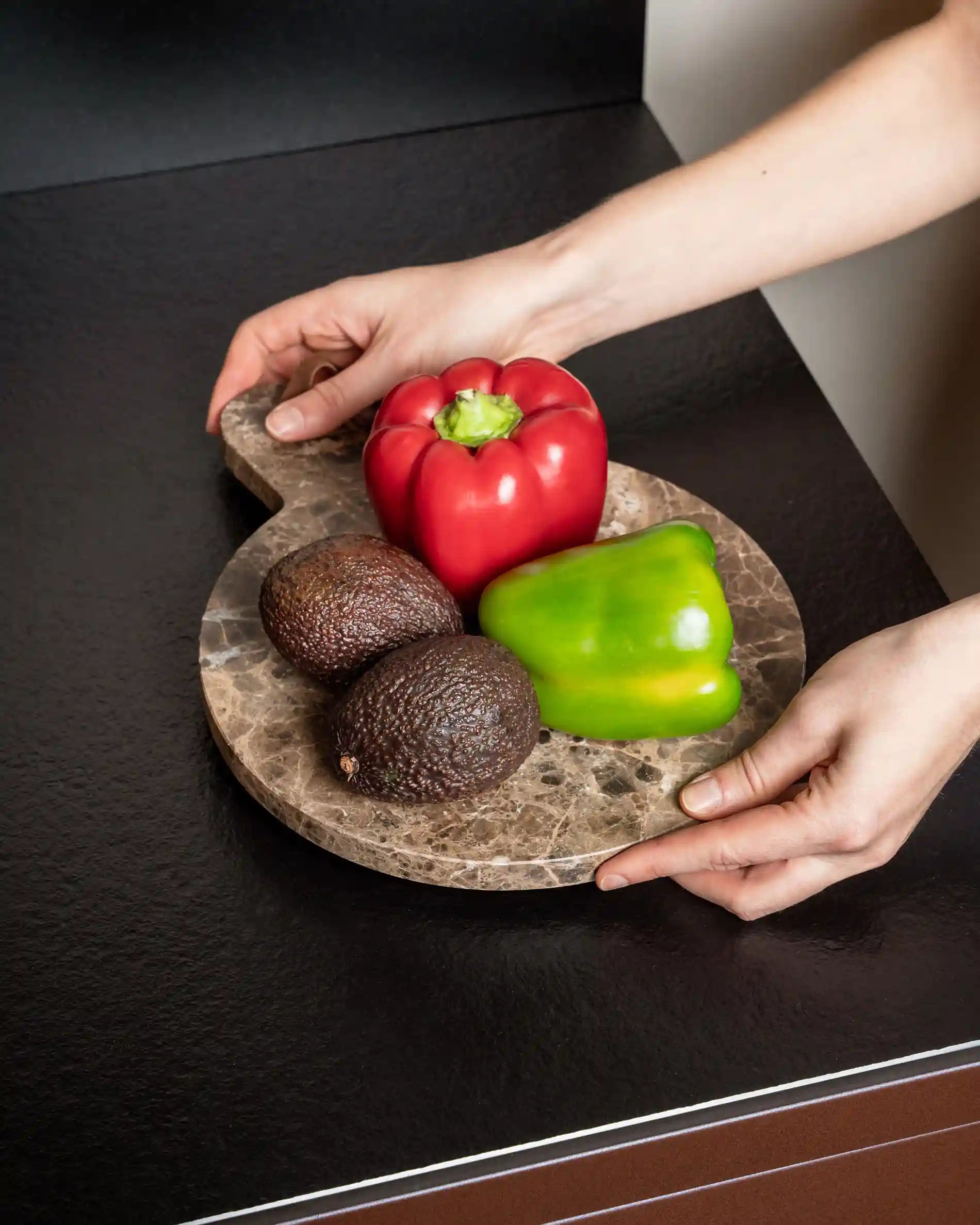 Schotel met paprika’s en avocado’s op het buitenkeukenwerkblad van Kokko