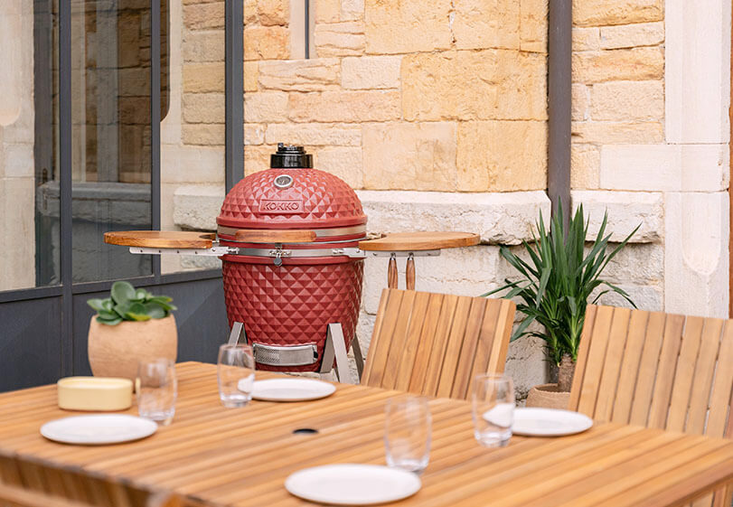 Kookruimte van een Kokko kamado met rooster en accessoires in gebruik.