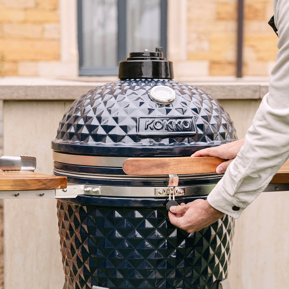 Detail van de sluitingsgrendel van de Kokko kamado, die zorgt voor een luchtdichte afsluiting van het deksel.