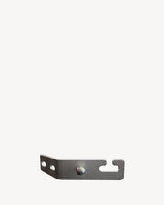 Metalen bevestigingsstuk voor kamado-plaat, met inkeping, schroefgaten en poedergecoate afwerking.