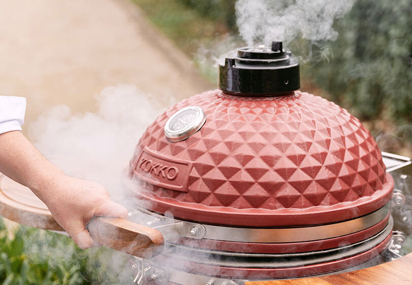 Keramische Kokko kamado die de hoogwaardige afwerking en fabrieksgarantie illustreert.