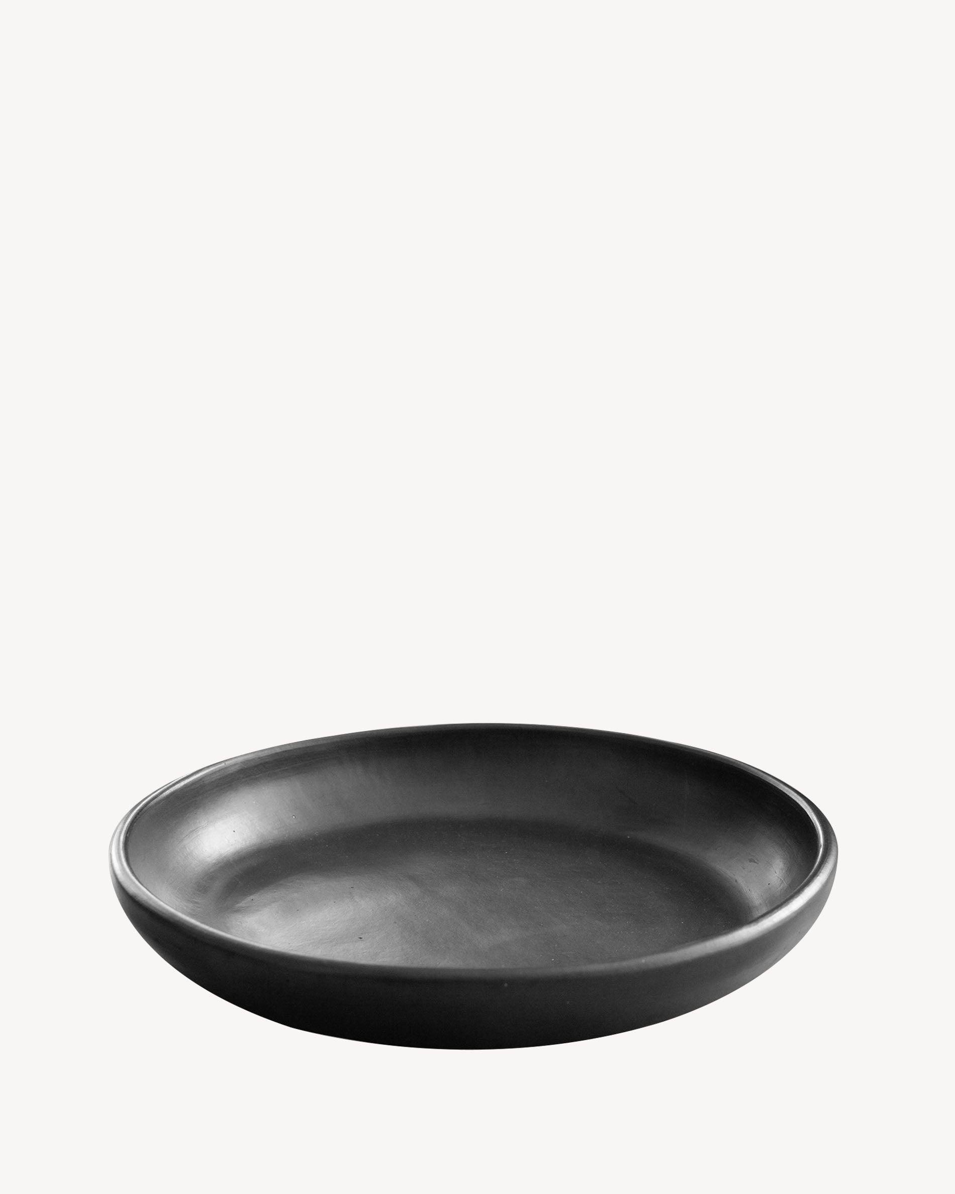 Grote ronde schaal van zwart Chamba-aardewerk