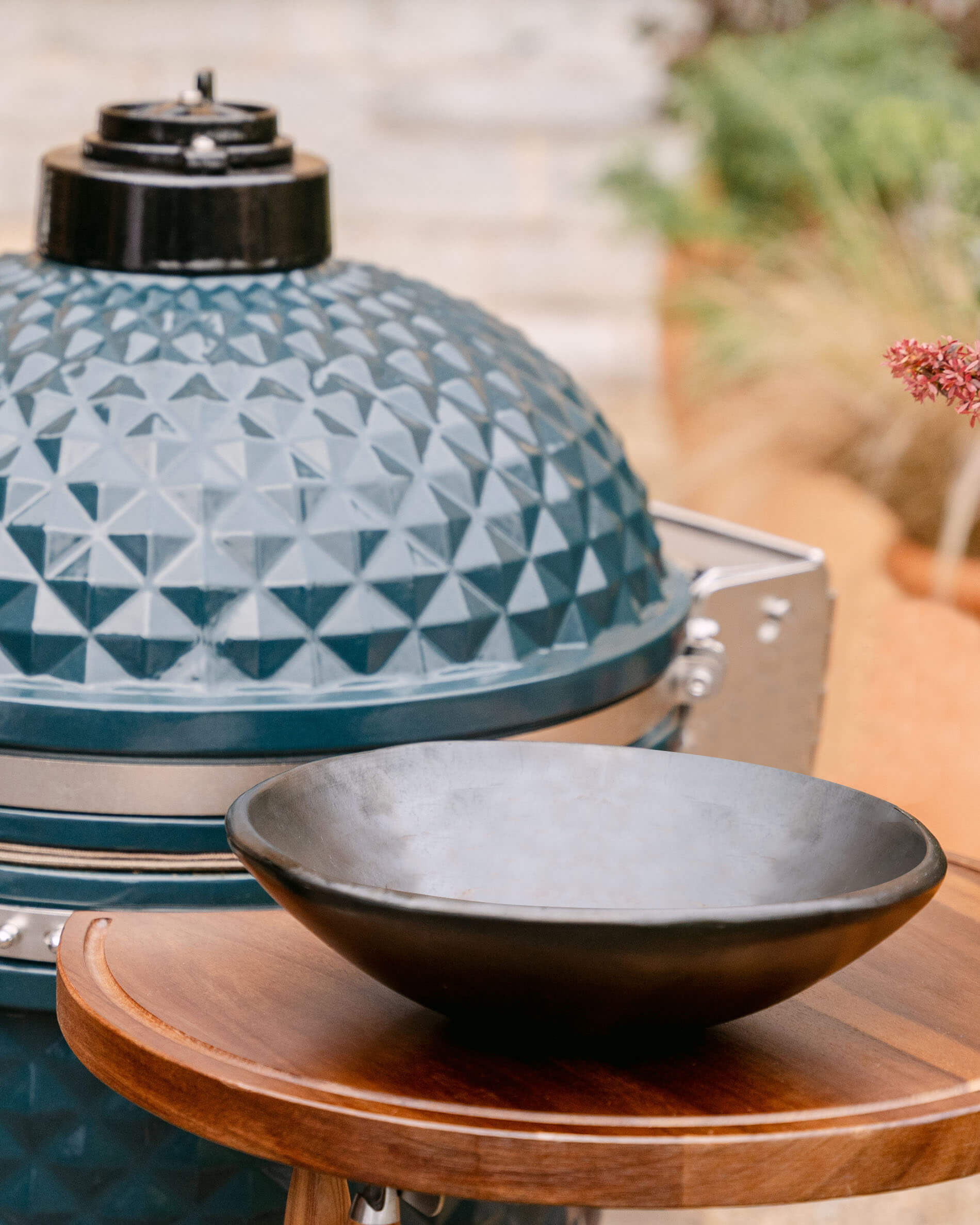 Grote zwarte Chamba-schaal voor de kamado