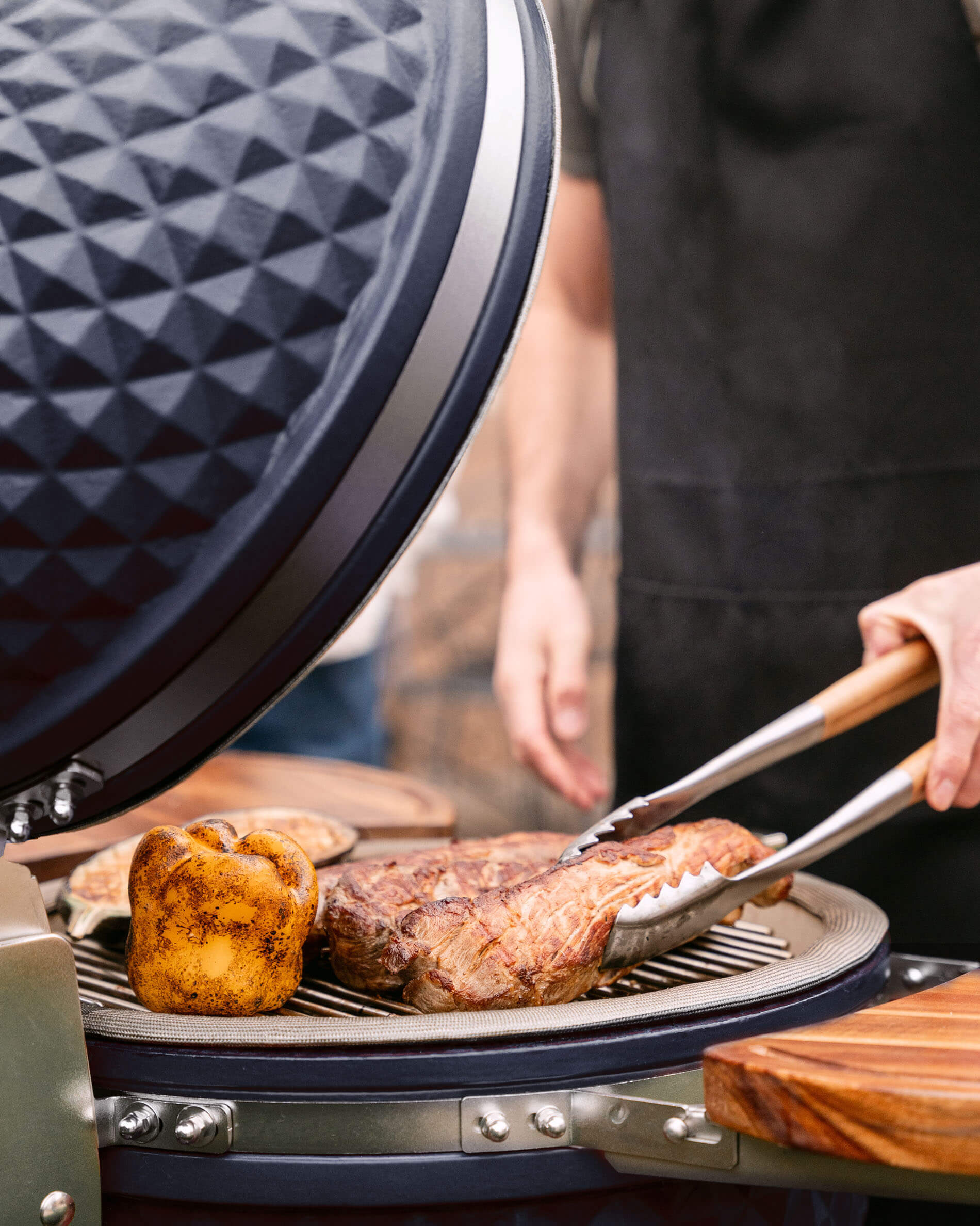 Kamado Kokko L 18 inch marineblauw tijdens het grillen.