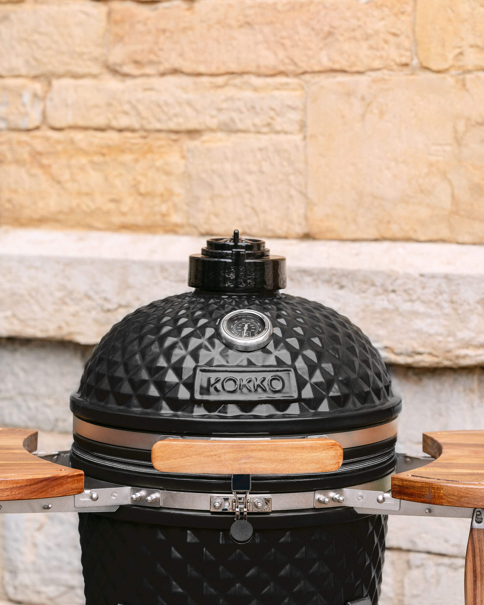 Vooraanzicht van de Kokko L 18 inch kamado in diepzwarte keramiek.