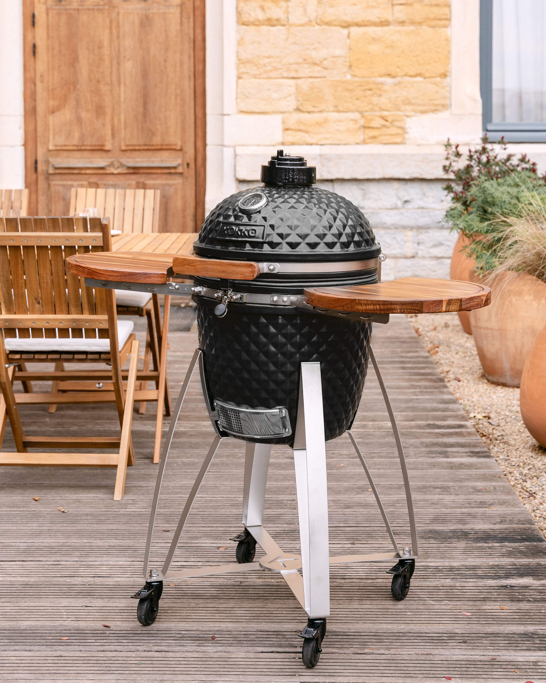 Kamado Kokko L 18 inch in diepzwarte keramiek met houten zijtafels.