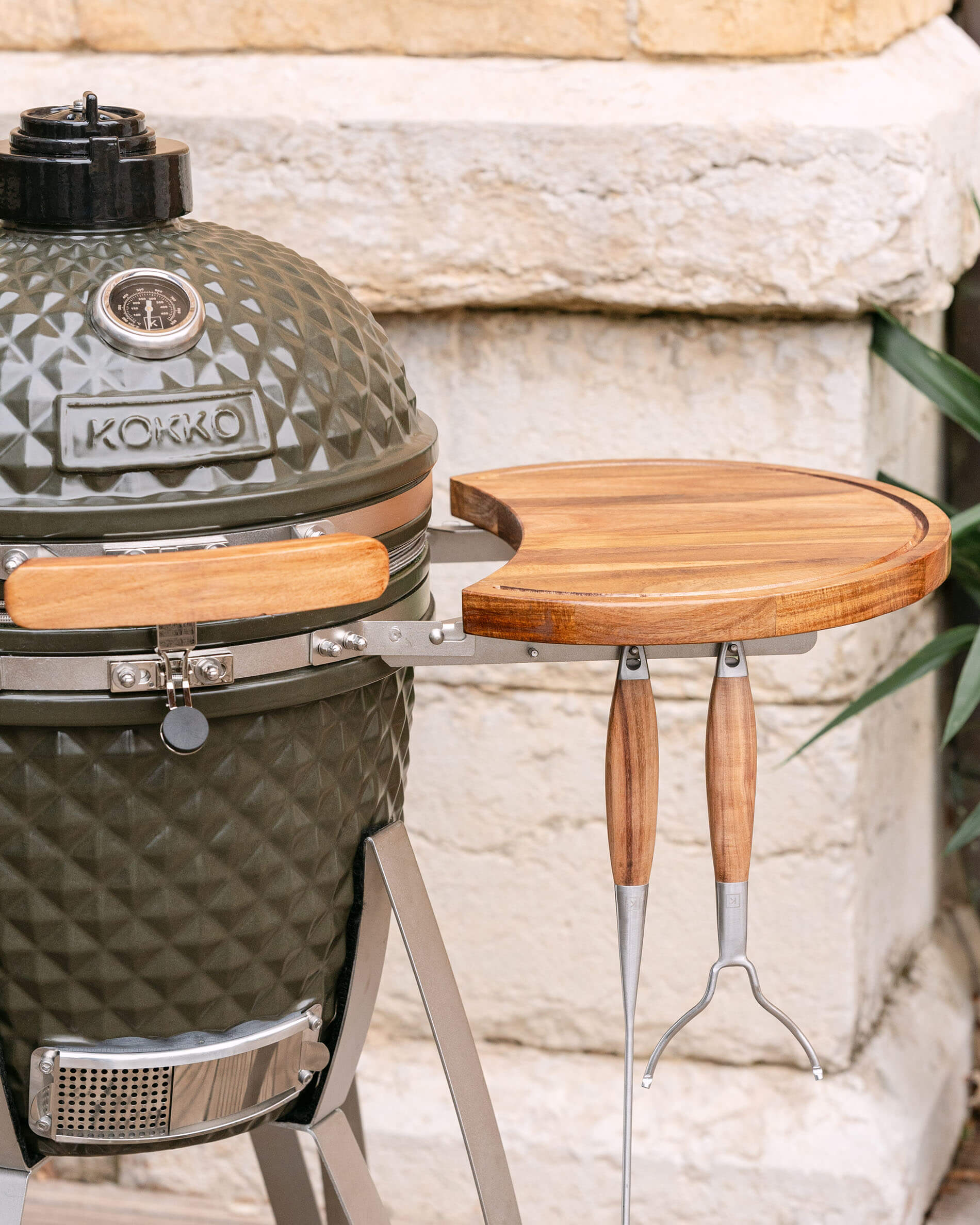 Kamado Kokko L 18 inch in olijfgroene keramiek op onderstel.