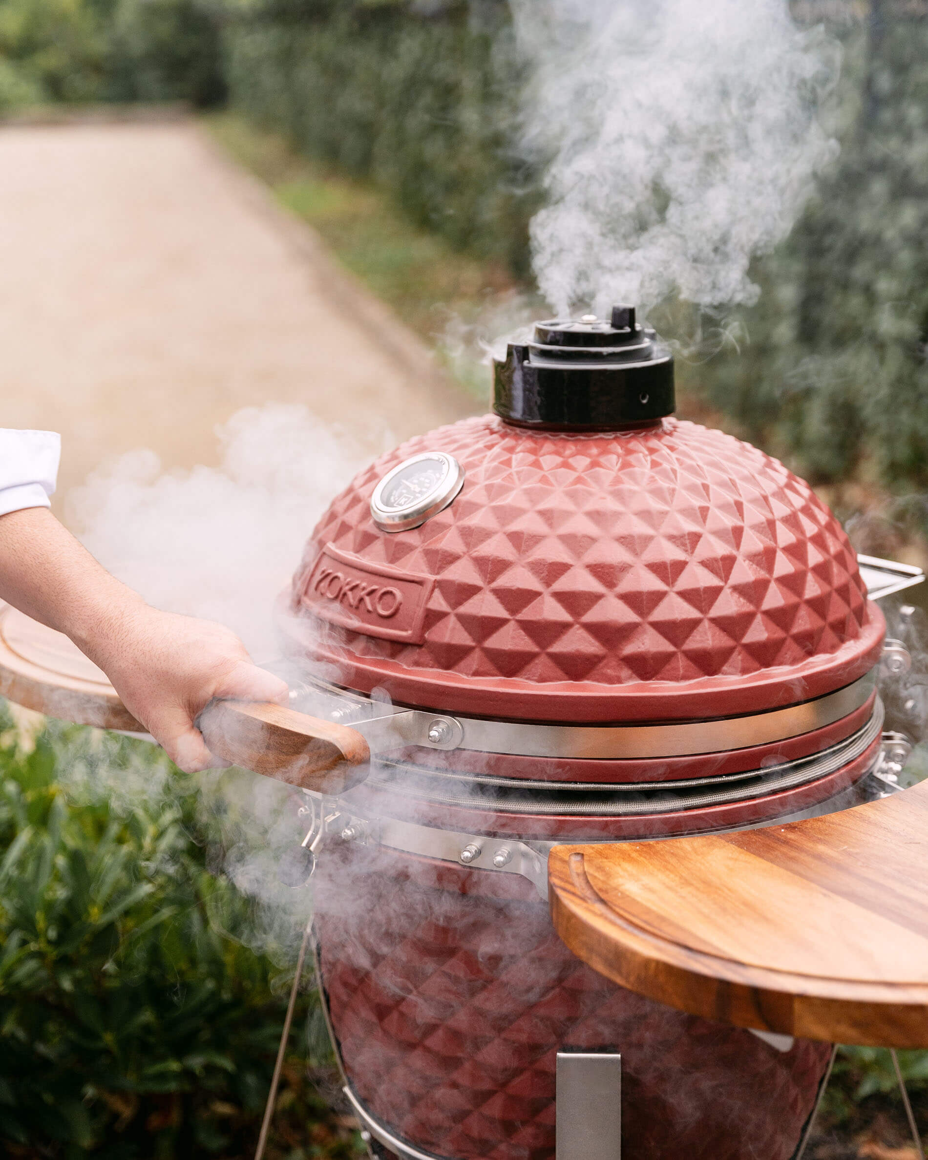 Kamado Kokko L 18 inch in rood oxide keramiek met kookrook.