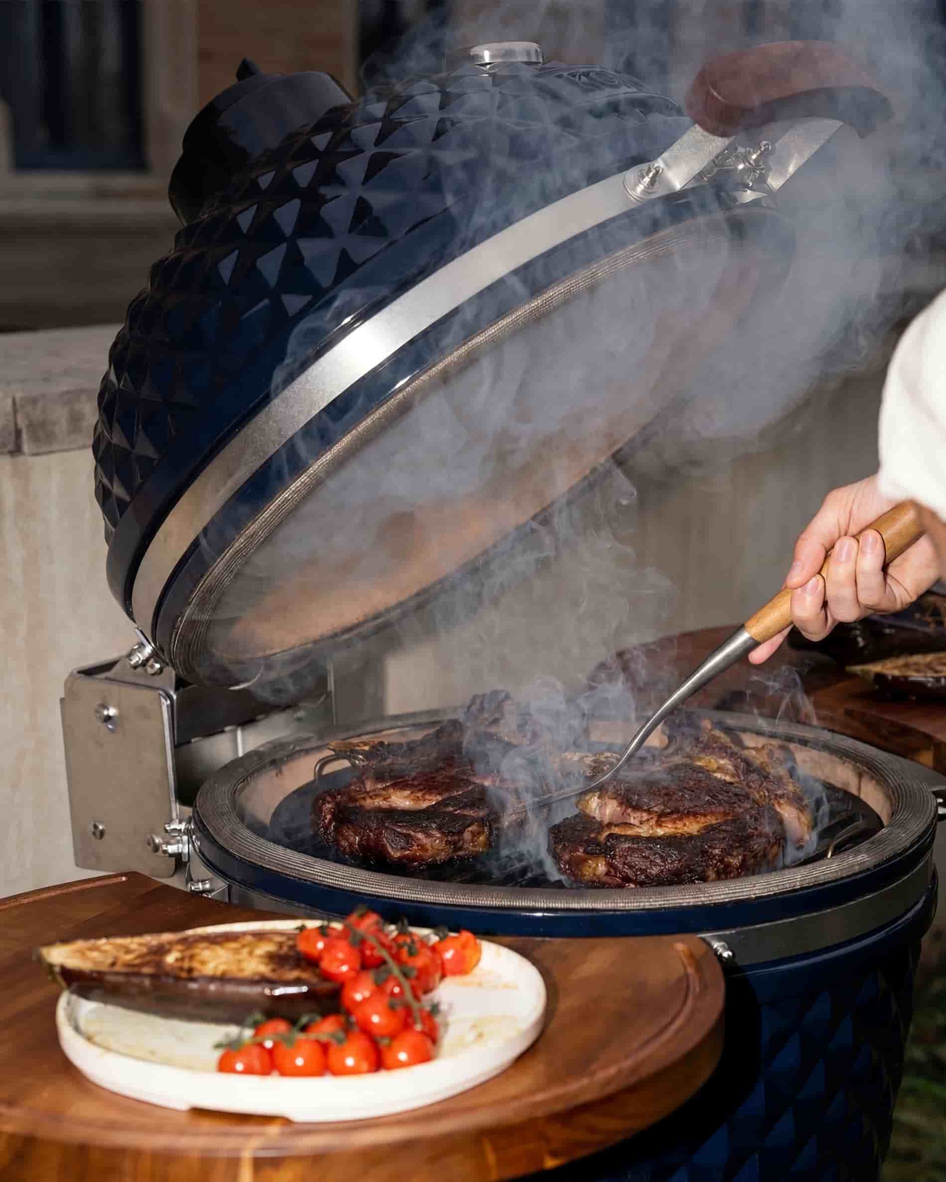 Gegrilde côte de boeuf op een Kokko kamado tijdens een perfect gecontroleerde bereiding.