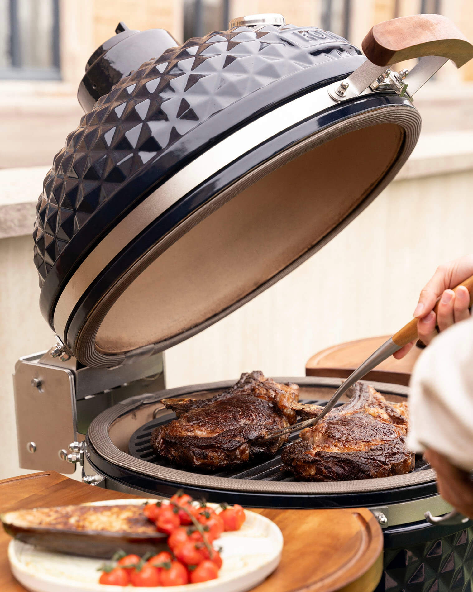 Gegrilde côte de boeuf op de kamado