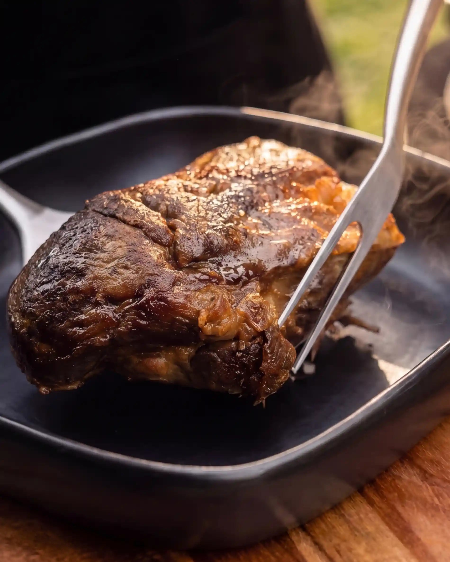 Fourchette du set Kokko piquée dans une viande grillée