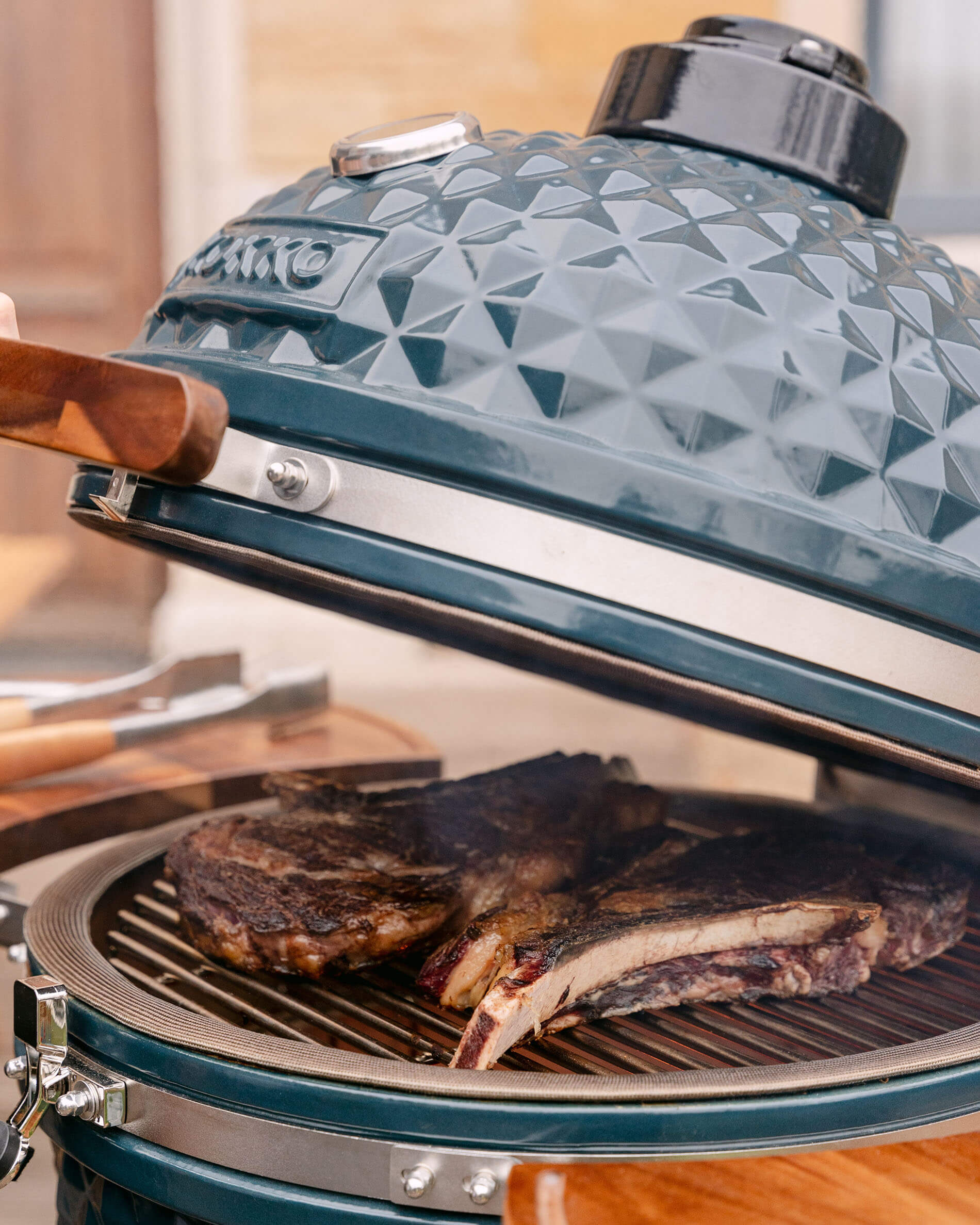 Detail van het grillen op de Kokko L 18 inch kamado in oceaanblauw keramiek.