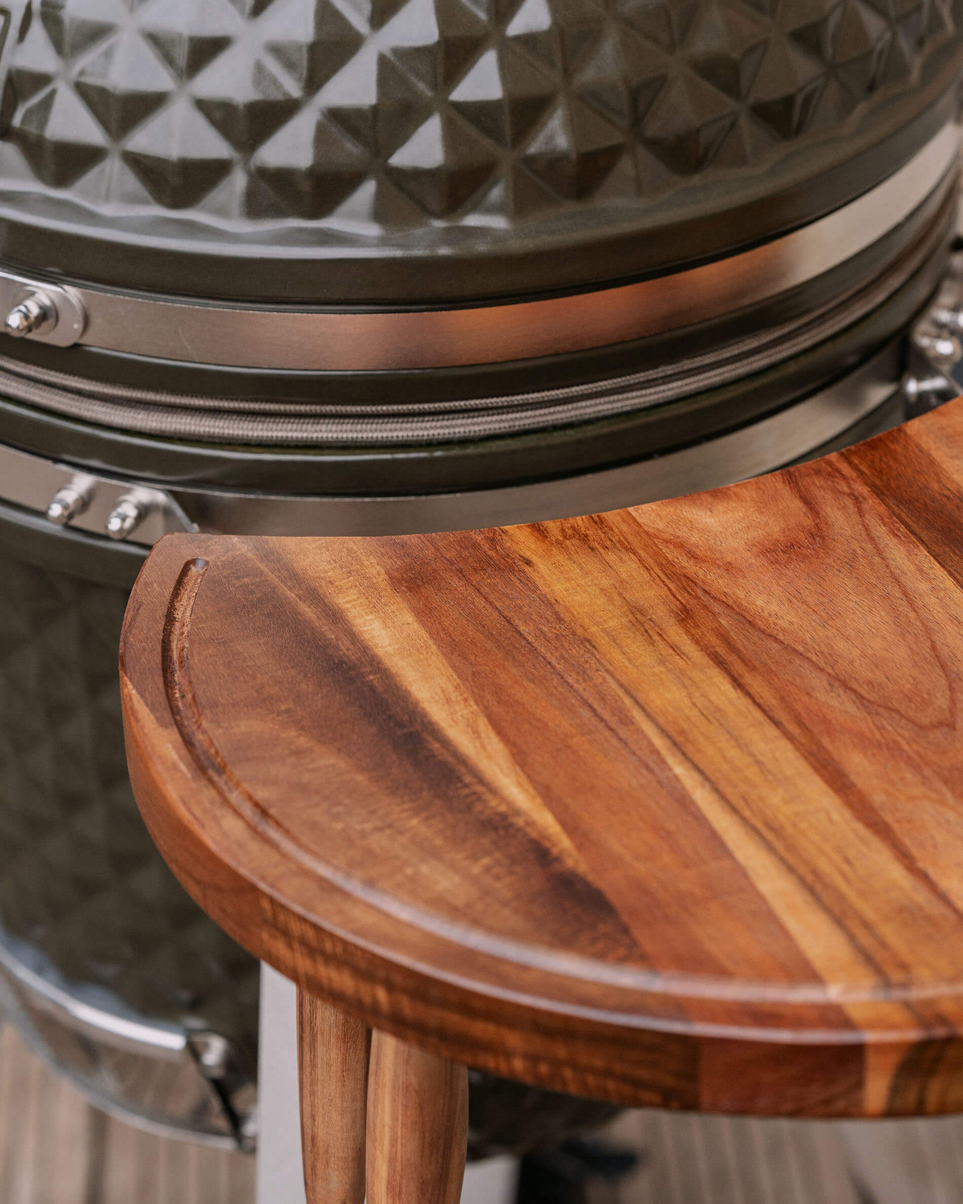 Detail van de houten zijtafels op de olijfgroene Kokko XL kamado.