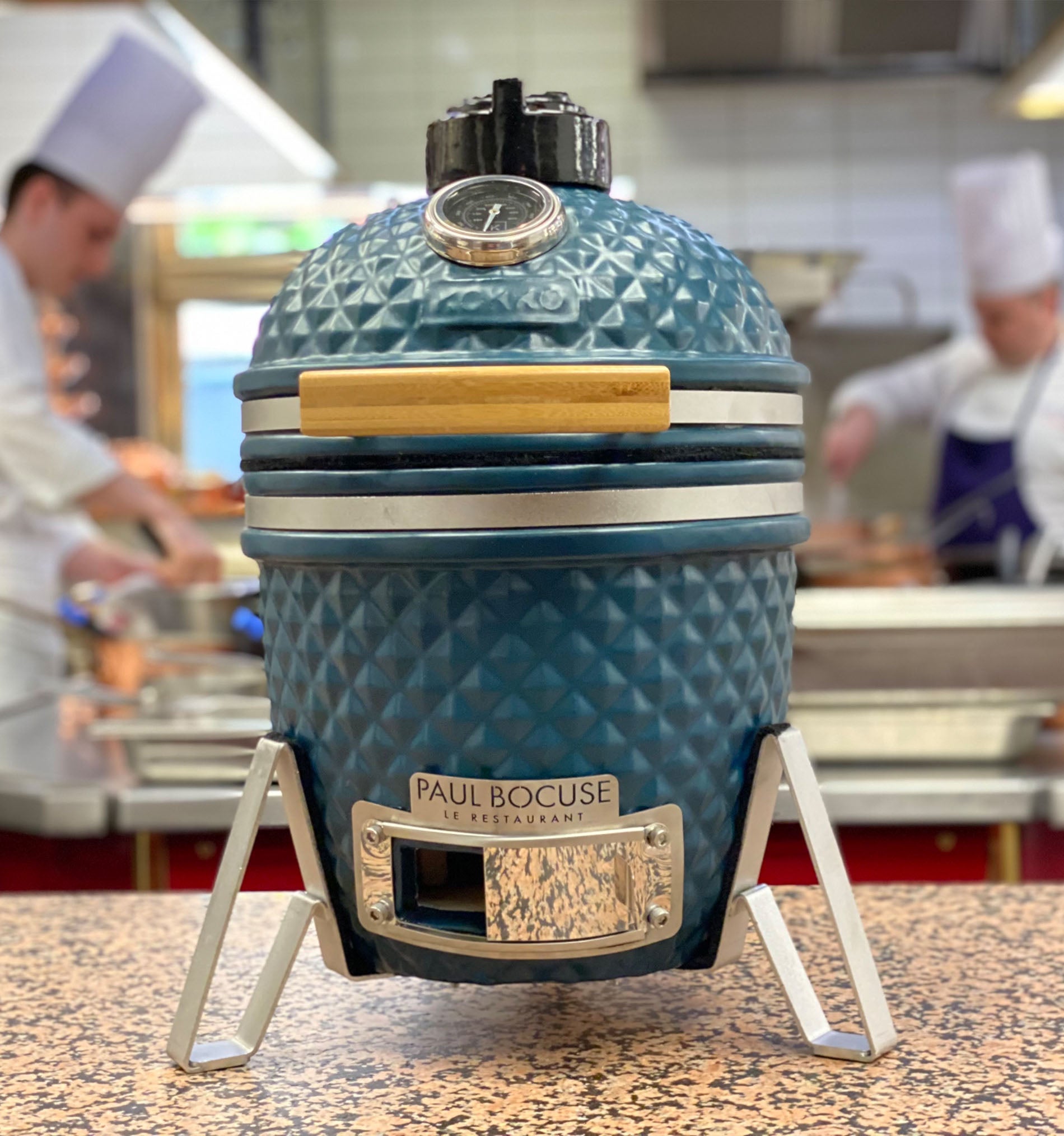 Kamado Kokko oceanblauw geplaatst voor een gastronomisch restaurant van Paul Bocuse.