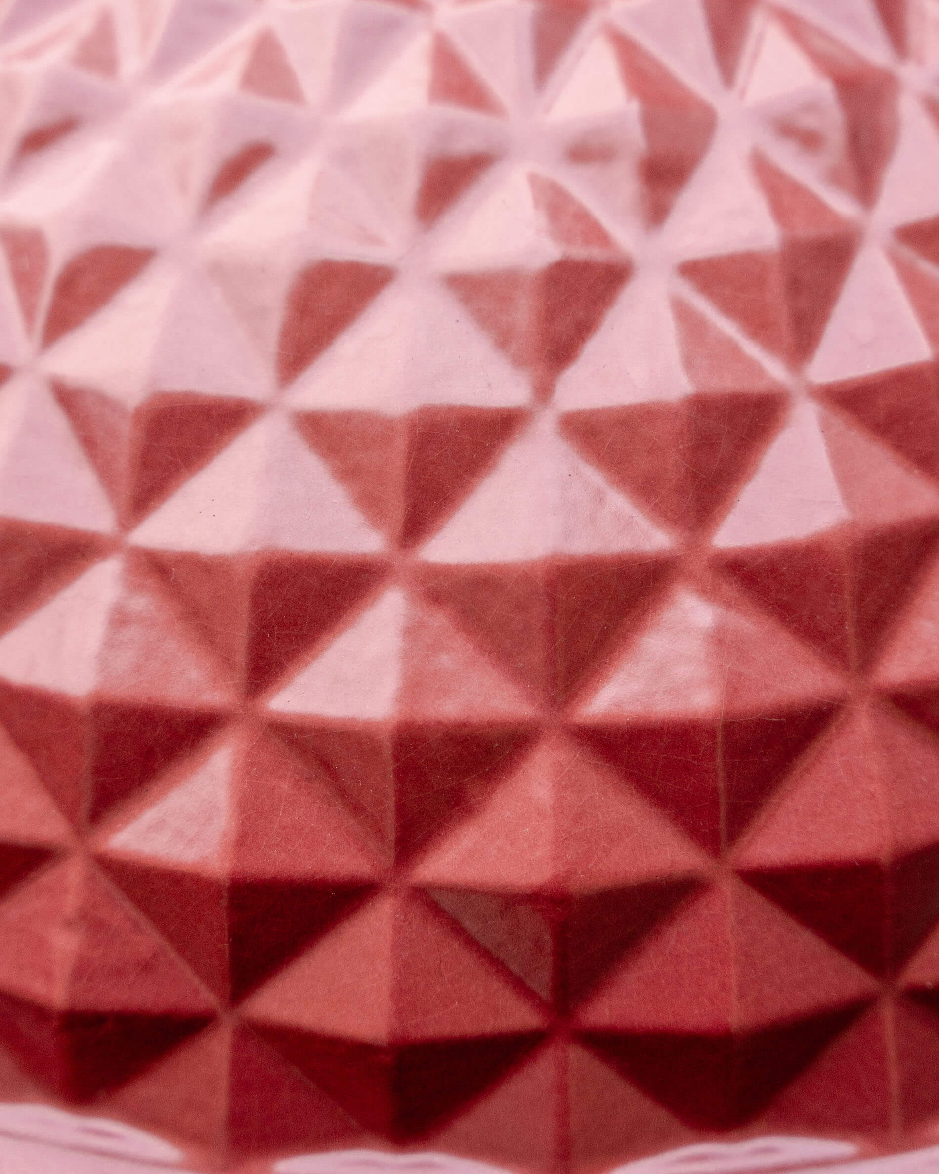 Close-up van het rood-oxide getextureerde keramiek van de Kokko kamado.