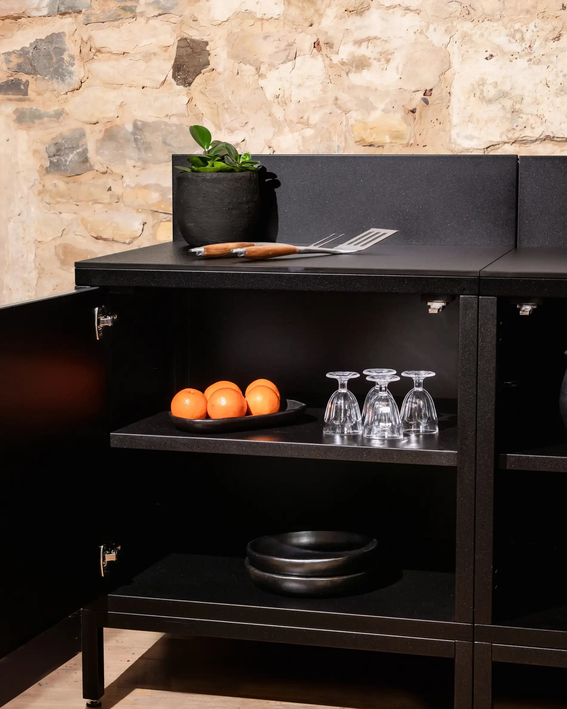 Kokko opbergmodule zwart met open schappen en keukenaccessoires