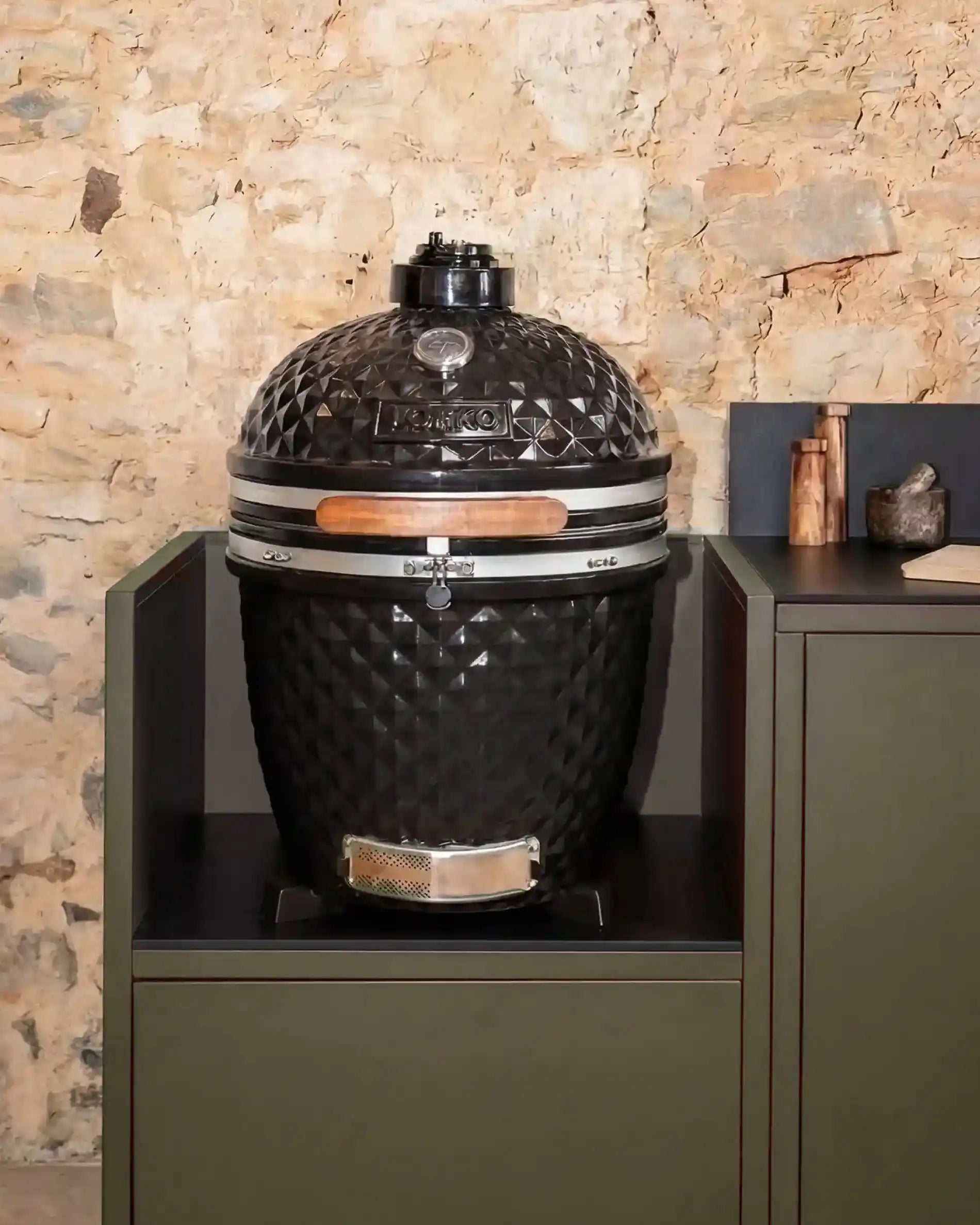 Zwarte Kokko kamado geïntegreerd op olive module met zwart werkblad