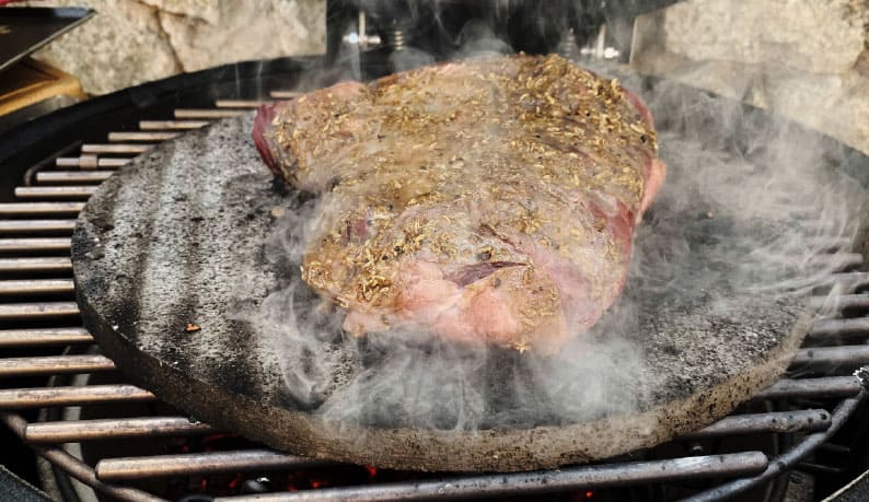 Gemarineerde picanha van rund op lavasteen