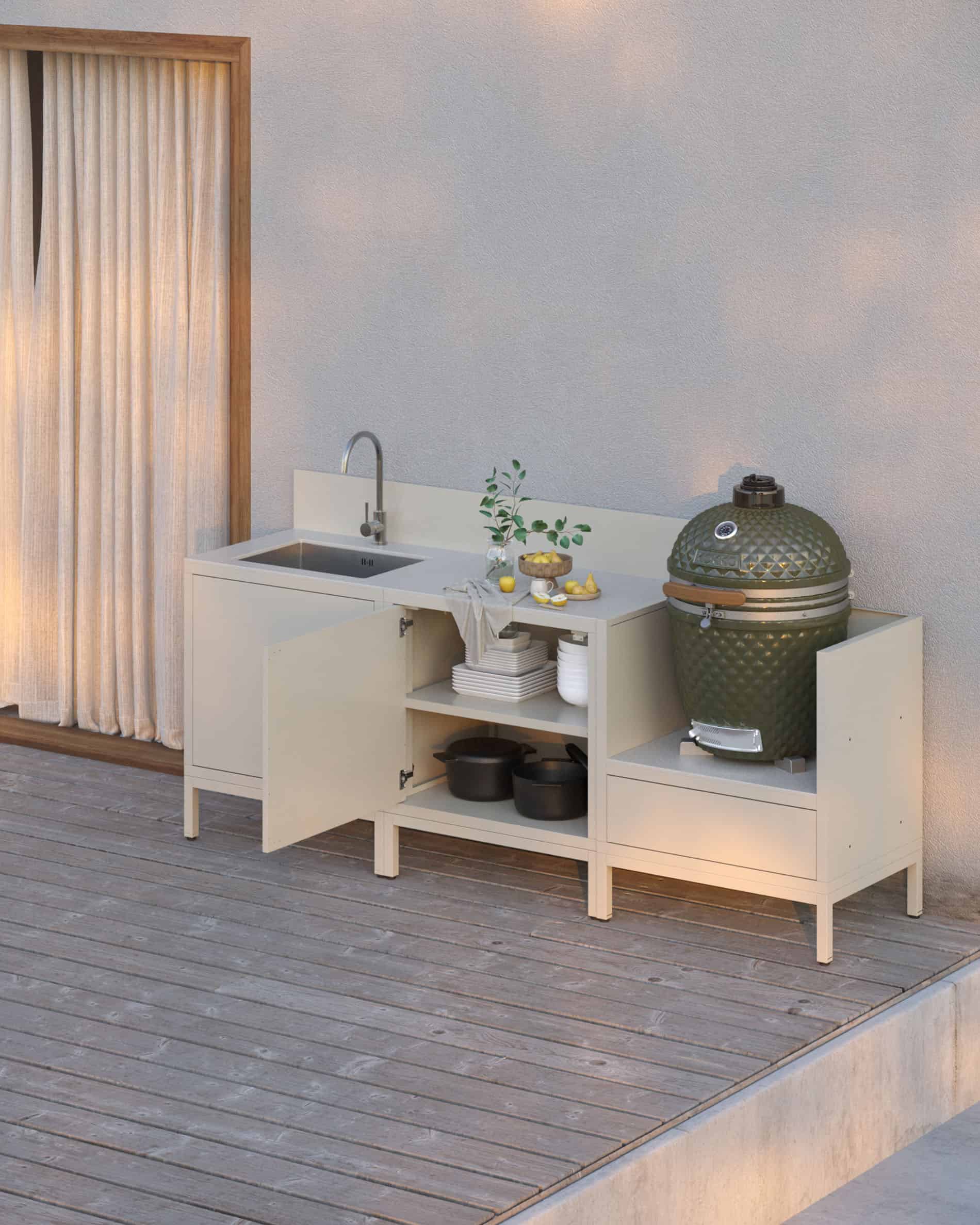 Pilotis-keuken in crèmekleur met open en gesloten opbergruimte, licht werkblad, bijpassende spatwand en geïntegreerde kamado-module op een verhoogde structuur.