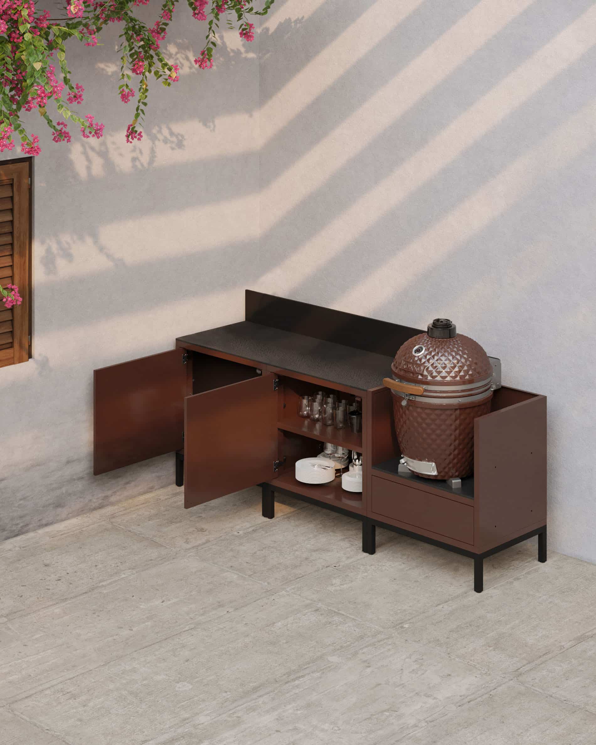 Buitenkeuken op palen in roestkleurige afwerking met open deuren, donker werkblad, zichtbare binnenopbergruimte en geïntegreerde kamado-module voor een functionele buitenkeuken.