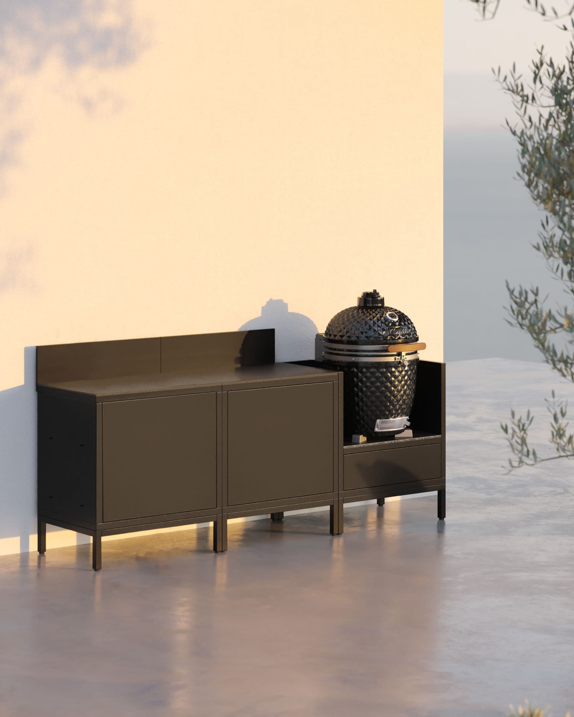 Buitenkeuken op palen met 3 modules, kamado, zwart meubel, donker werkblad en gesloten opbergruimte.