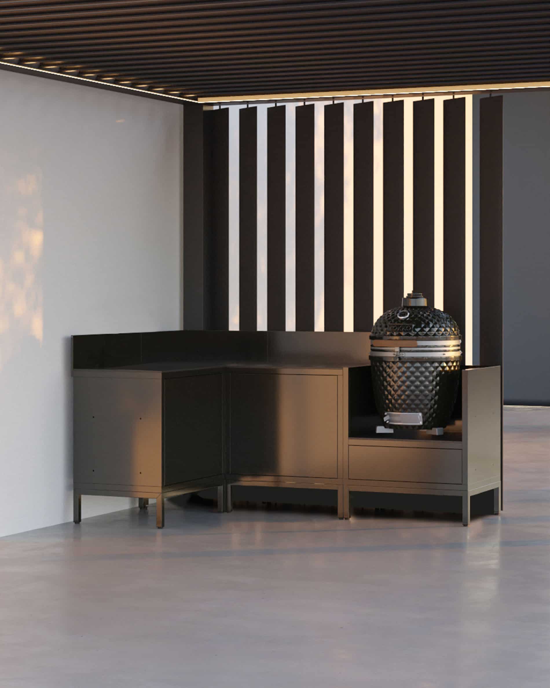 Buitenkeuken op palen bestaande uit vier modules met hoekopstelling, doorlopend werkblad en een module speciaal voor de kamado, geplaatst onder een moderne pergola met verticale lamellen op het buitenterras.