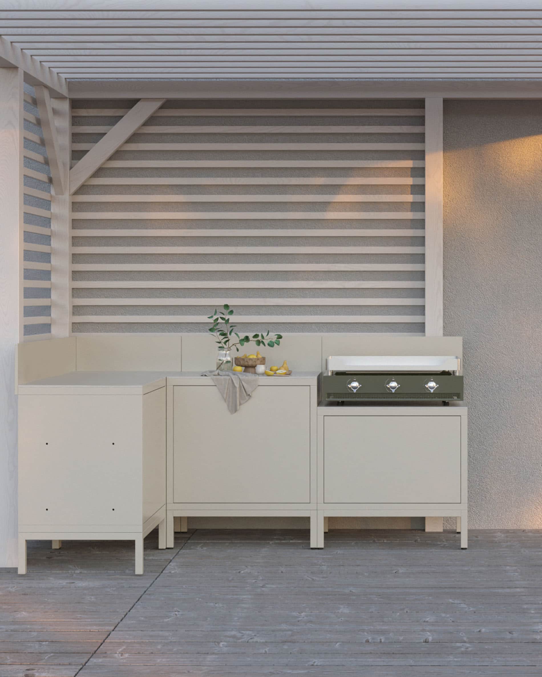 Buitenkeuken op palen met geïntegreerde plancha, meubels in crèmekleur, gesloten opbergruimte en licht werkblad, geplaatst onder een pergola.