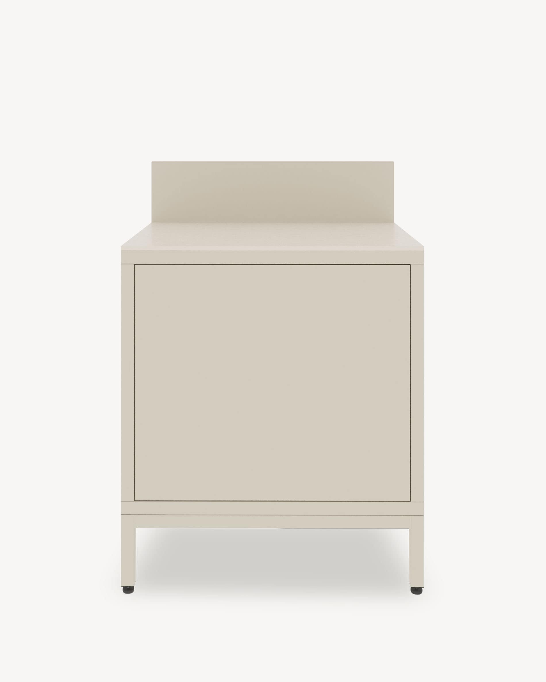 Klassieke pilotis buitenkeukenmodule, meubel in crèmekleur met gesloten opbergruimte, donker werkblad en geïntegreerde spatwand.