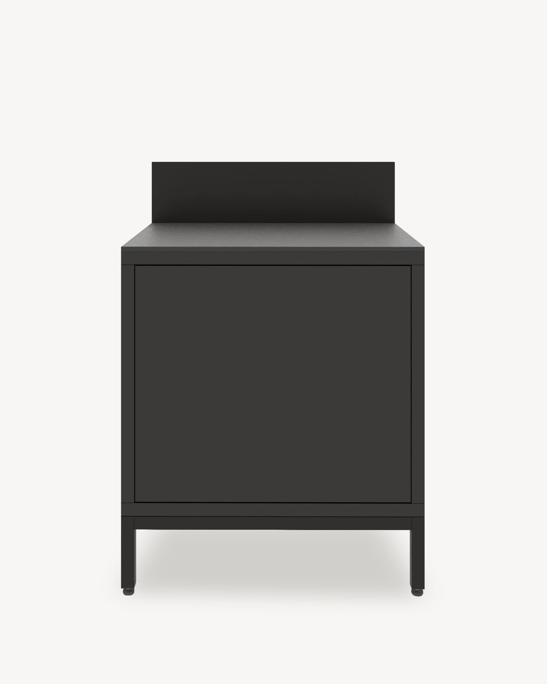 Klassieke pilotis buitenkeukenmodule, zwart meubel met gesloten opbergruimte, donker werkblad en geïntegreerde achterwand.