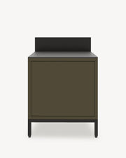 Klassieke pilotis buitenkeukenmodule, meubel in olijfgroen met gesloten opbergruimte, donker werkblad en geïntegreerde achterwand.