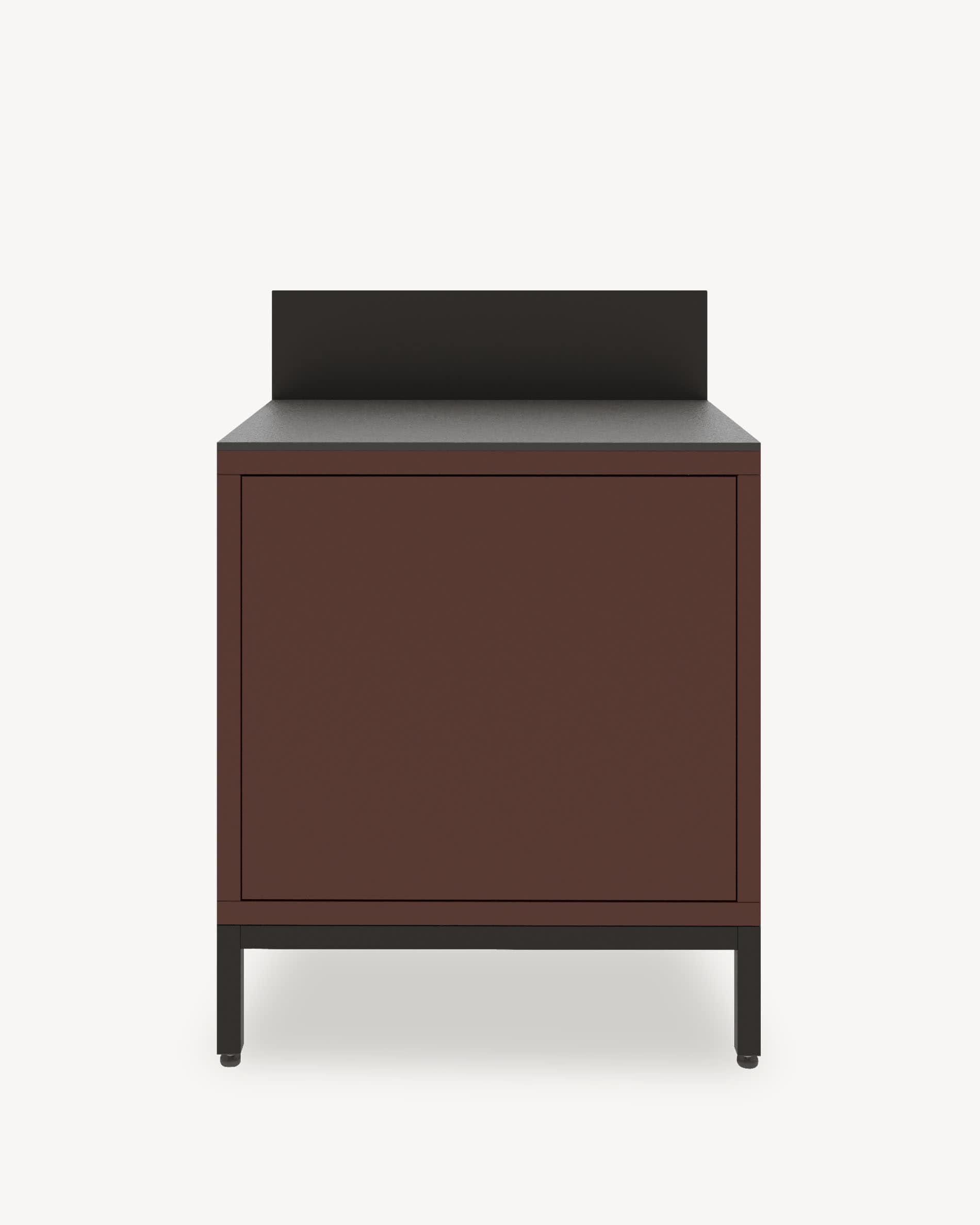 Kookmodule op palen met gesloten opbergruimte, roestbruine front, donker werkblad en geïntegreerde achterwand.